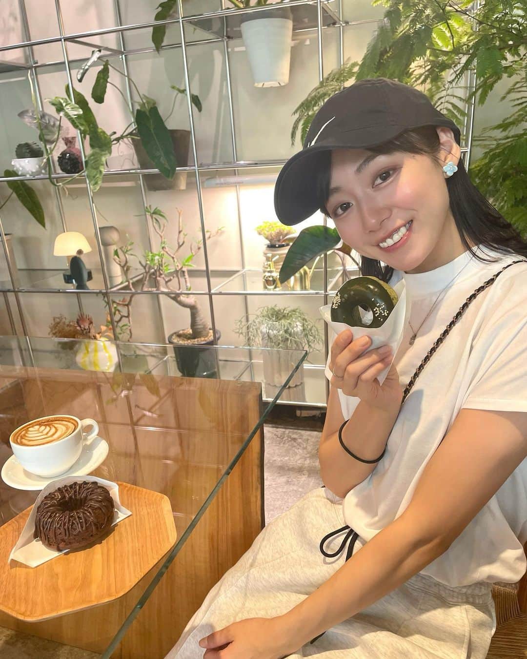 寺田真珠のインスタグラム：「🍩🤎  ちょっぴり大人なカフェにいってきました☕︎  どのドーナツも美味しくて 同じ事務所のきよちゃんと写真とりまくり  店内もお花が沢山あって雰囲気も癒されれてまったり過ごせました。  また必ずいきます。  皆様もぜひ永田町へ🙃♡  #hocuspocus #japan #donut #donuts #cafe #café #tokyo #東京カフェ #都内カフェ #永田町カフェ #カフェ巡り #ドーナツ専門店 #散歩 #ootd #ootdfashion #nike #globalwork #ないき #グローバルワーク #スポーティーコーデ #カジュアルコーデ #帽子コーデ #カフェ巡り東京 #ナイキ」