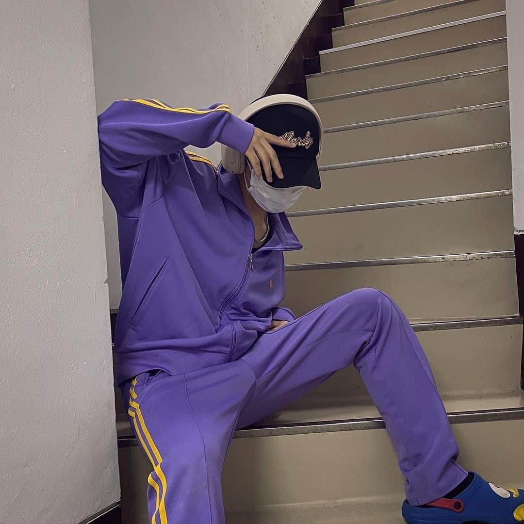 飯泉遥斗のインスタグラム：「こう見えて紫色担当なんです 😈☂️🍇🍆👾🔮💜  #バイプロテア #紫色 #紫担当 #パープル #purple  #ダンスボーカル #ダンスボーカルユニット  #02 #おすすめ #fyp」
