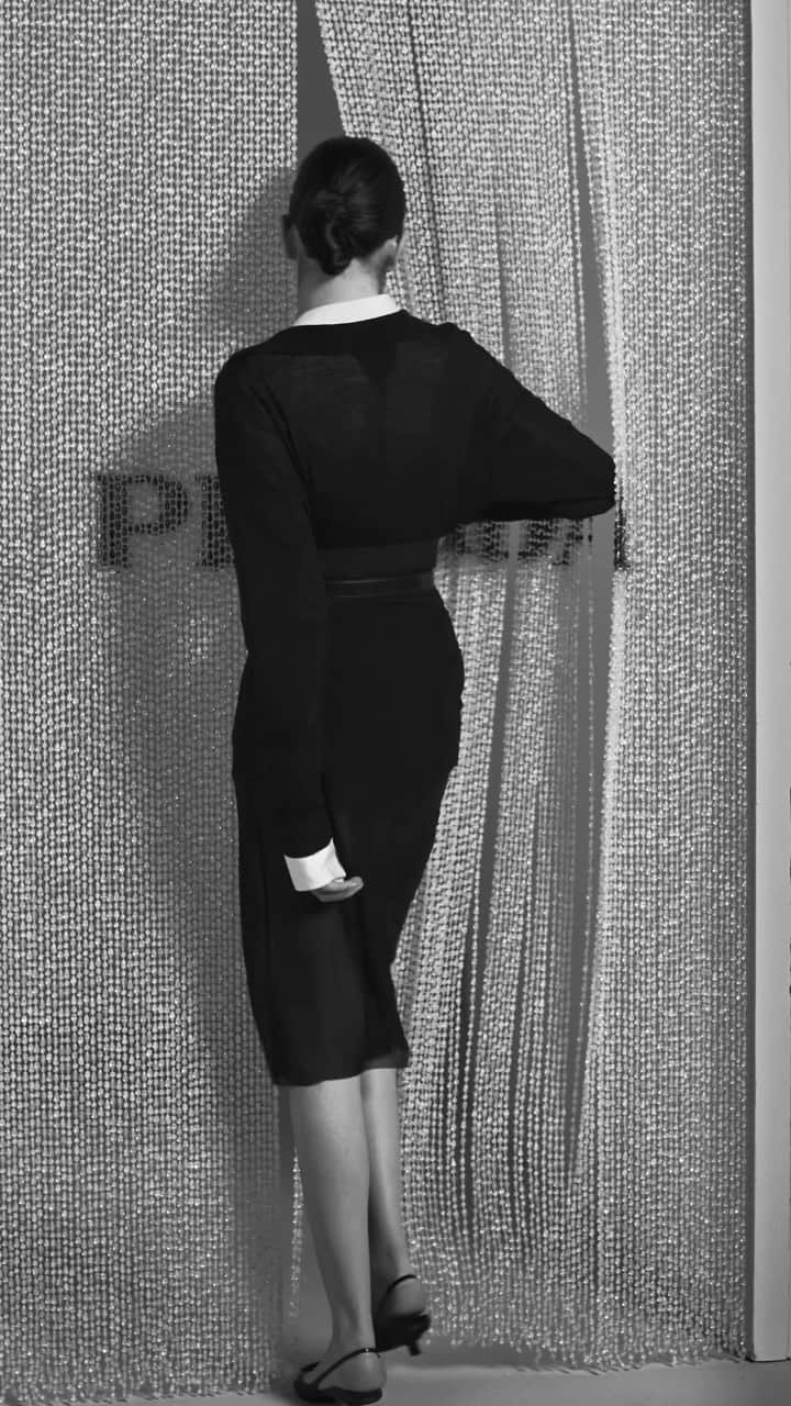 のインスタグラム：「Watch the Prada Spring Summer 2024 Womenswear Collection tomorrow, September 21st at 2 PM CEST.   #PradaSS24 #MiucciaPrada #RafSimons」