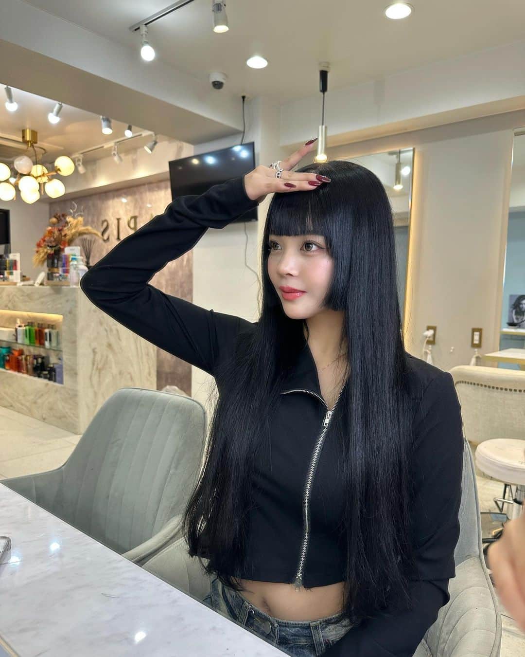 仲本莉絵瑠のインスタグラム：「前髪と姫カット整えて真っ黒にしてきた😆🩷🩷ちょーかわいい🩷🩷🩷あんじゅさんが天才 @lapis_anju」