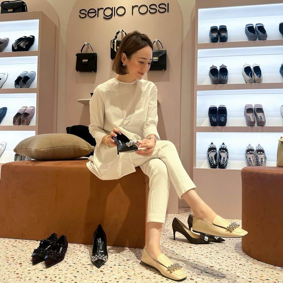 星玲奈のインスタグラム：「毎シーズン、少しずつ増やしていっている 大好きな @sergiorossi の靴。 特にこのプレートがついたsr1シリーズが大好きで、ベーシックから冒険ものまで何足もっていることか。木型が足に合うのも最高すぎて❤️ そんなセルジオロッシが、本日9/20(水)から新宿伊勢丹でポップアップをされるとのことで 早速おじゃましてきました😃 定番ものはもちろん、新作もかなりの数でずらり。 選びきれず。。 写真1.2枚目ではいているアイボリーのスリッパと 手に持っているトゲトゲのフラットシューズを持ち帰りました😇❤️ 今回のポップアップで初お披露目のバッグコレクションは、日本限定のラインナップが😍靴ともリンクするプレート使いがかわいかった❤️ ・ Seigio Rossi popup 2023年9月20日(水)〜2023年10月3日(火) 場所は伊勢丹新宿店本館 2 階 婦人靴/プロモーションにて。 ・    @sergiorossi  #SegioRossi #sr1icons #pr」