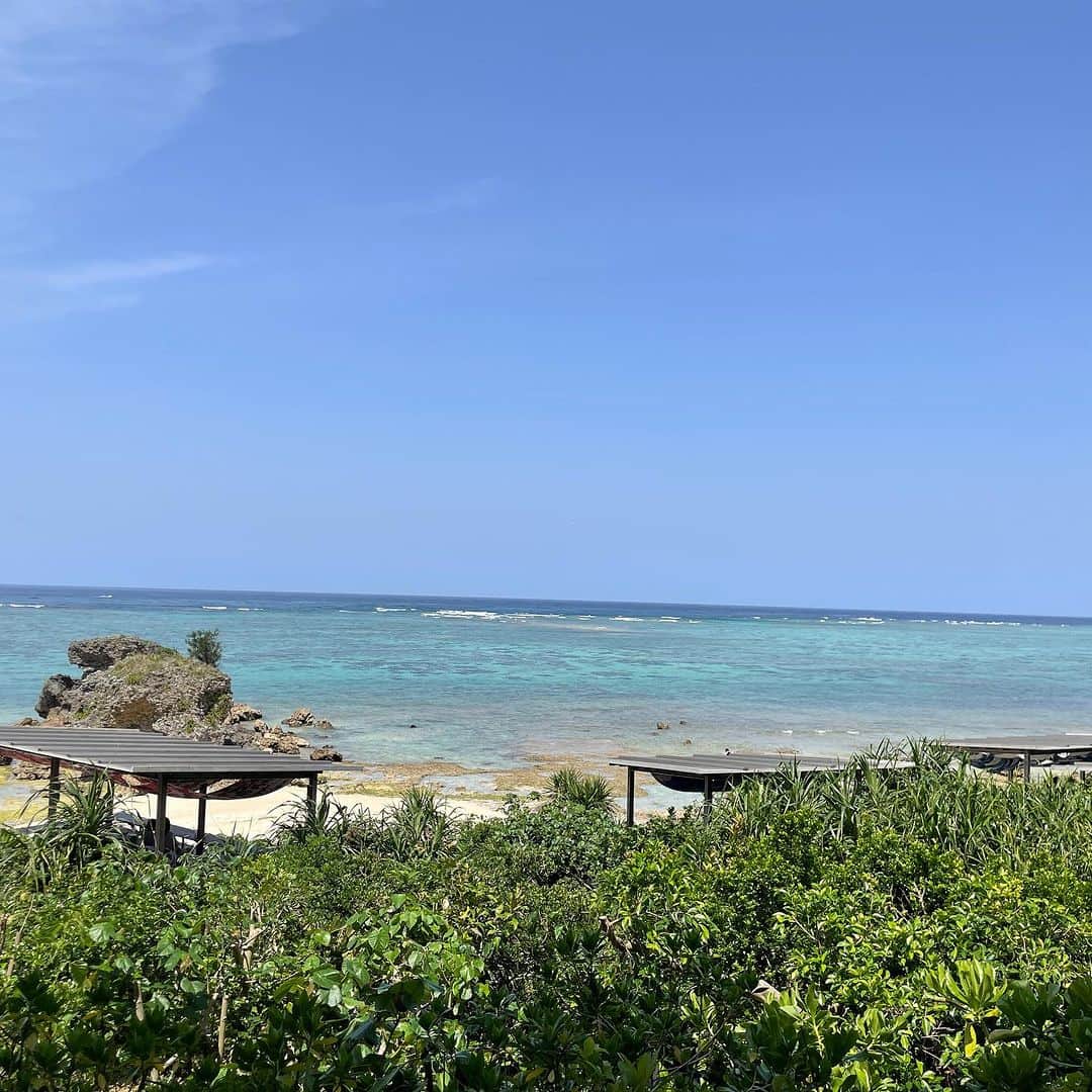 Mart（マート）編集部さんのインスタグラム写真 - (Mart（マート）編集部Instagram)「@mart.magagine▶️ときめく週末お役立ち情報  沖縄の読谷村にある「バンタカフェ」。 こちらは星野リゾートが運営する海の見えるカフェ。抜群のロケーション＆おしゃれスポットとしていま人気を集めています。  おすすめのドリンクは「ぶくぶくジュレソーダ」。泡が特徴的な沖縄の伝統のお茶、ぶくぶく茶の中に色とりどりのジュレが入っています！カラフルでかわいすぎる見た目にテンションもあがります👏  海が一望できるテラス席でのーんびりと過ごすのもおすすめ。ふかふかのクッションも座り心地が最高で、まさに癒しのひととき！思わずお昼寝したくなる快適さです。  子どもは波打ち際で遊んでもOK。ドリンクだけでなくフードメニューも充実しているので家族旅行で訪れやすい海カフェです🐠 沖縄旅行の際にはぜひ立ち寄ってみてくださいね🙌 （ライター丹下）  ▶️▶️▶️ぜひ保存&フォローしてくださいね♪▶️▶️▶️  #martmagazine #雑誌Mart #ときめく週末 #家族で過ごす週末 #バンタカフェ #星野リゾート #海カフェ #沖縄旅行 #沖縄ドライブ」9月20日 20時56分 - mart.magazine