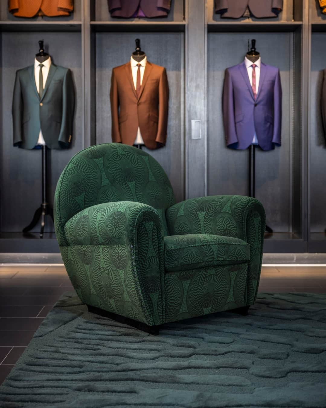 Poltrona Frauのインスタグラム：「Past, present, and future converge in the iconic Vanity Fair and Vanity Fair XC armchairs, reimagined for the @Ozwald_Boateng X Poltrona Frau collection, now featuring the new velvet Tribal upholstery—a hallmark of the Boateng fashion house.  This collaboration beautifully merges our cultural legacies and craftsmanship, weaving together Boateng's mastery of English tailoring, African patterns, and Made in Italy design heritage. Discover the collection during the London Design Week until September 24:   Poltrona Frau Flagship store, 147-153 Fulham Road Poltrona Frau @Harrods, 87-135 Brompton Road Ozwald Boateng, 30 Savile Row  #PoltronaFrau #OzwaldBoateng #OzwaldBoatengXPoltronaFrau #LondonDesignFestival #LDW23」