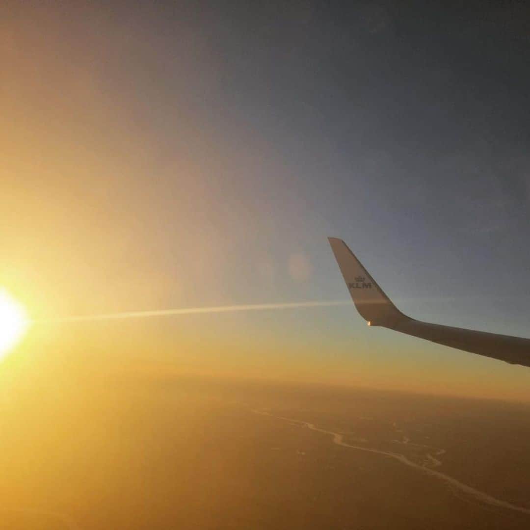 KLMオランダ航空のインスタグラム：「Golden hour! 🌞✈️ #KLM #RoyalDutchAirlines #sun #sky #gold #goldenhour #sunset #sunrise #beautiful 📷 by @xjaleeza」