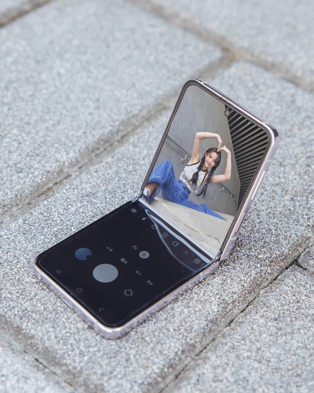 蔡瑞雪（Ruixue Tsai）さんのインスタグラム写真 - (蔡瑞雪（Ruixue Tsai）Instagram)「我也擁有韓劇中歐膩必備的 Galaxy Z Flip5 摺疊手機啦～ 最心動的是它的拍照功能📷 封面螢幕預覽模式， 讓我可以用主鏡頭捕捉到高清自拍照！（感動 還可以使用Flex模式 拍出我最愛的低角度長腿照 隨心所欲多角度自拍等你來挑戰～  除了拍照方便，3.4寸的超大封面螢幕 還能換上自己設計的個性桌布 隨時展現自我風格✨ 這次還有搭配一個超可愛的感應式手機殼 我選的是Keith Haring 聯名款!! 裝上殼還會出現相對應的主題動圖在封面螢幕上，超級可愛~  不得不再次讚嘆這代的封面螢幕真的太強大~ 外表精美，連功能也很多元 不用打開手機就可以追劇! 空閒時間也能看我最愛的Netflix了~  你們PICK哪個功能呢？  @samsungtaiwan  #GalaxyZFlip5 #JoinTheFlipSide  #旗艦新摺疊 #即刻超展開」9月20日 21時01分 - snowbabyq