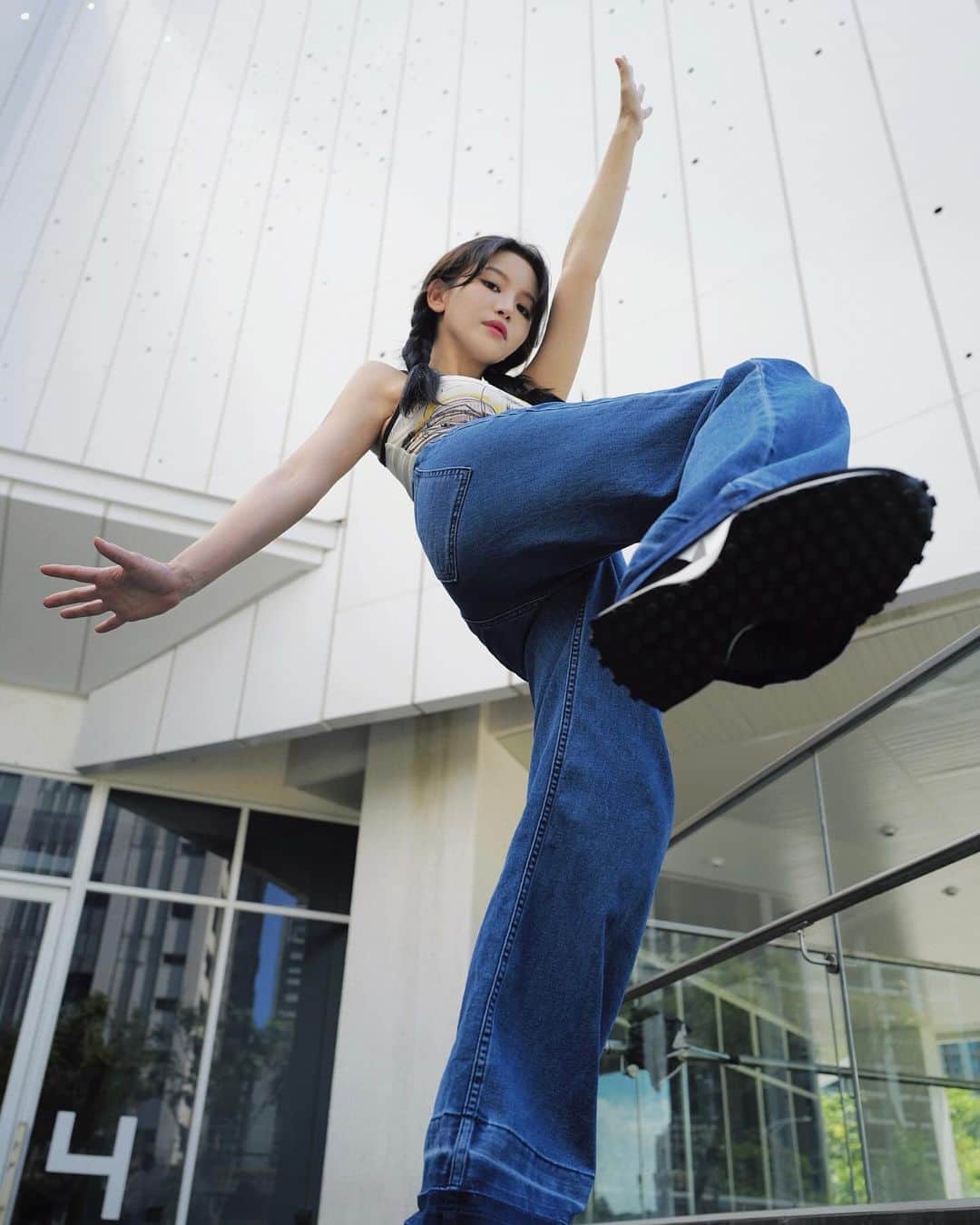 蔡瑞雪（Ruixue Tsai）のインスタグラム：「我也擁有韓劇中歐膩必備的 Galaxy Z Flip5 摺疊手機啦～ 最心動的是它的拍照功能📷 封面螢幕預覽模式， 讓我可以用主鏡頭捕捉到高清自拍照！（感動 還可以使用Flex模式 拍出我最愛的低角度長腿照 隨心所欲多角度自拍等你來挑戰～  除了拍照方便，3.4寸的超大封面螢幕 還能換上自己設計的個性桌布 隨時展現自我風格✨ 這次還有搭配一個超可愛的感應式手機殼 我選的是Keith Haring 聯名款!! 裝上殼還會出現相對應的主題動圖在封面螢幕上，超級可愛~  不得不再次讚嘆這代的封面螢幕真的太強大~ 外表精美，連功能也很多元 不用打開手機就可以追劇! 空閒時間也能看我最愛的Netflix了~  你們PICK哪個功能呢？  @samsungtaiwan  #GalaxyZFlip5 #JoinTheFlipSide  #旗艦新摺疊 #即刻超展開」
