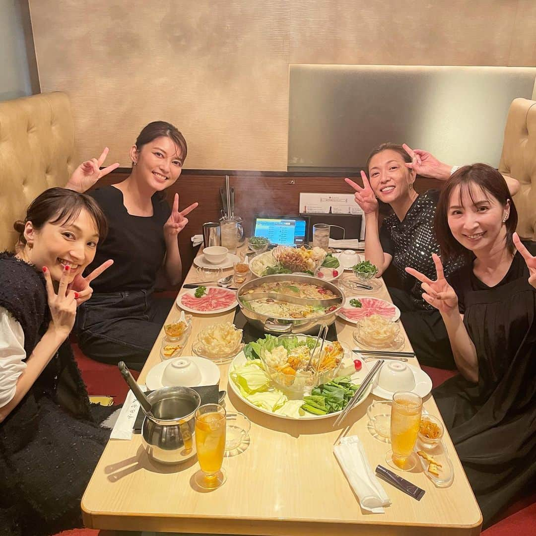 真飛聖さんのインスタグラム写真 - (真飛聖Instagram)「♡♡♡  偶然が重なって このメンバーでご飯✨ 楽しすぎたし、美味しすぎたし、喋りすぎたし、 はしゃぎすぎた！！  やっぱりね、宝塚でかけがえのない時間を 共に過ごした仲間の絆は半端ないね🫶  改めて、出逢いに感謝✨ とーちゃん、まあちゃん、あやちゃん、 ありがとう♡  それにしてもさぁ・・・ みんな黒だし、おんなじような格好してるね（笑）  #安蘭けい さん#とーちゃん #朝夏まなと さん#まあちゃん #望海風斗  さん#あやちゃん #宝塚#大好き #天香回味#火鍋」9月20日 21時02分 - sei_matobu