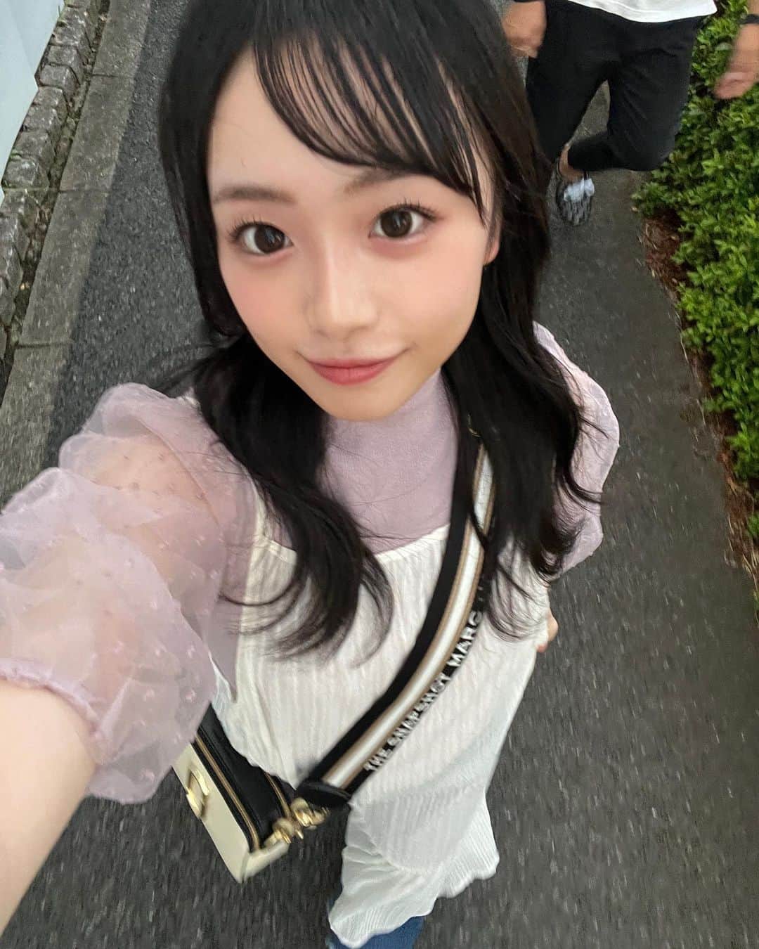 ひまひまチャンネルのインスタグラム：「👒👒👒  もうすぐ秋だね〜！ って言ってももう秋だけどまだまだ暑くて外に出たくない😭笑  私は休日は外に出たいけど放課後はずっと家にいたいタイプです👊🏻笑   #ひまひまチャンネル #ひまひま」