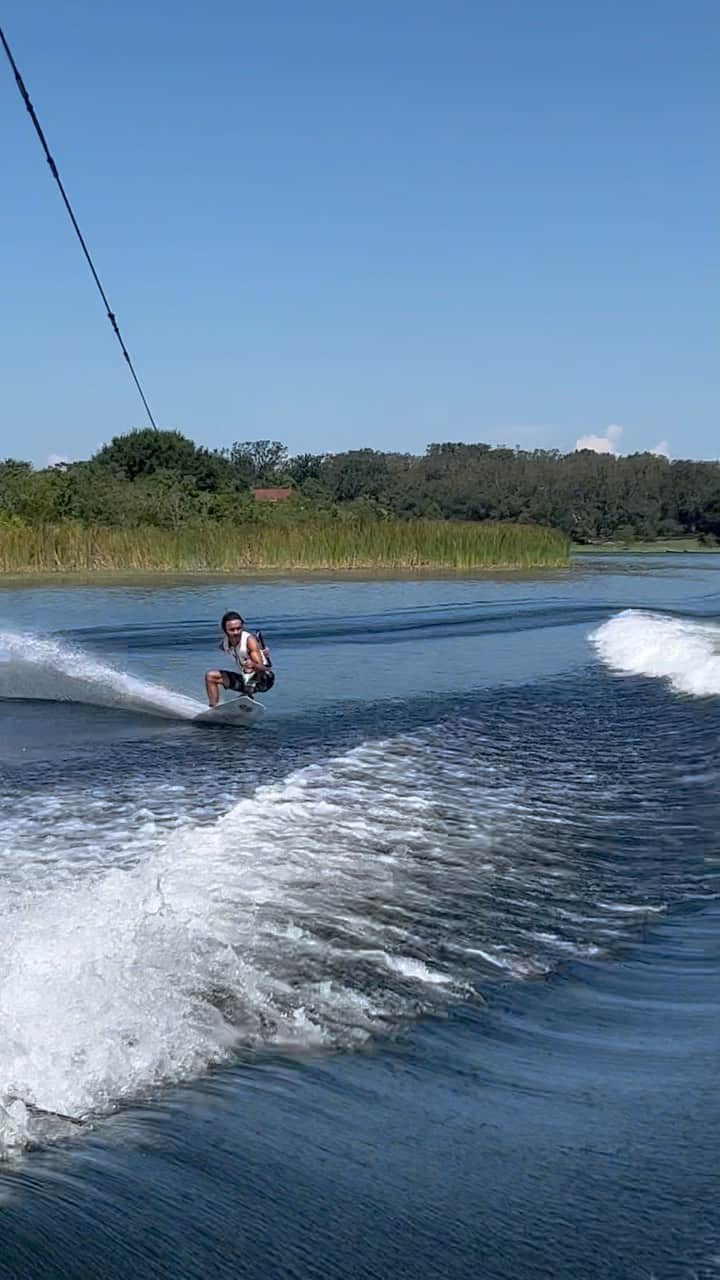 手塚翔太のインスタグラム：「Still summer in Orlando🌴 Enjoying some off season sesh👊🏻💥  🚤:@supra_boats 🏄‍♂️:@obrienwatersports」