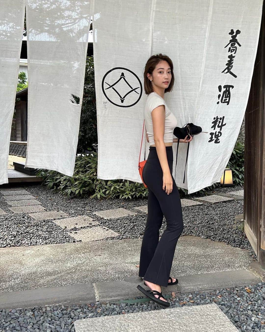 市岡麻美さんのインスタグラム写真 - (市岡麻美Instagram)「鎌倉の松原庵で蕎麦ランチ👀 広いから土日でもすぐ入れた〜！ 座敷あるから赤ちゃんも行きやすい🤱  海も近いので、蕎麦からのビーチ散歩コースがおすすめ😌  そういえば、産後の抜け毛？切れ毛？ 顔周りの毛が短くぴょんぴょんして困ってます😅  #鎌倉#鎌倉グルメ #鎌倉散歩 #湘南グルメ  #lululemon #lululemonleggings」9月20日 21時03分 - asamiichioka