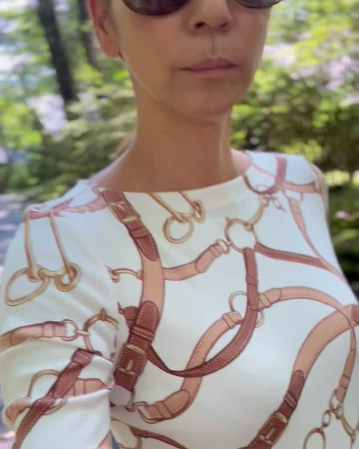 HARUKO（真木明子）のインスタグラム：「「着るだけでサマになる大人のモチモチTシャツ」  こちら情報量満載のTシャツです。 形良し！生地良し！体型カバー！！ ギュンギュン伸縮＋モチモチ触感＋ボートネック➕ひじまでしっかりカバー＋カフスデザイン＋エレガントプリント＋ウェストシェイプ  Tシャツが似合わなくなったなあ。 何か子供っぽくなる。 寝巻きっぽくなる。 しっくりこない。 私。どうしたんだろ？？？  そんなお悩みありませんか？  そんな方にぜひ、お試し頂きたいのが このTシャツ。  ローレンでも毎年人気の定番のボートネックTシャツに FALL2023のエックストリアンのベルティングプリントと ボヘミアンのペイズリーモチーフをプリントした特徴的なプリントTシャツ。 どちらもカラーもQVC先行販売。  まるで絵画のような美しいプリントはそのままスカーフに欲しいくらい💙  ラインは、スリムフィット腰丈 スリムフィットなので、すっきりと身体のラインに沿った女性らしいコンパクトなシルエットに。 ウェストのくびれラインも作られており着るだけでほっそりウェスト視覚マジック ジャケットなどのインナーとしても着用可能。 腰丈なので安心感持って着用して頂けます。  素材は 綿９４％ポリウレタン６％。 ストレッチをギュンギュンに効かせたコットン素材で快適な着心地。  エクストリアンのベルティングモチーフとボヘミアンのペイズリーモチーフのプリントが特徴的な ローレンラルフローレンの定番アイテム。  ボートネックになっており、程よく開いたネックラインがデコルテを美しく見せる。 袖は肘丈で、折り返しのカフスデザイン。 右裾にトーナルカラーのロゴ入り サイドスリットも入っているのでアウトにした時もエレガント。  幅広いコーディネートが可能。 腰丈なので、ボトムスにインしても、アウトでも着回し可能。 インする場合は、ワイドパンツやマキシ丈のスカートで落ち着いた印象に。 アウトの場合は、スリムなパンツと合わせるとすっきりとした着こなしが可能。 クリームはベージュのカラーボトムスと。 パープルは、ブラックのボトムスとのコーディネートで華やかなか装いに。  暑かったり寒かったり 着たり脱いだり忙しい私たち。 温度調節にちょうどいい。  もし、冬にも着れるエレガントなTシャツがあったら欲しいですか？😊  やっと涼しさが見え隠れする本日 白いTシャツだと夏っぽい！ こんなモチモチなのに 秋の装いを感じさせるTシャツが今欲しい！  まさに こちらの ボートネックTシャツです！！  9月26日 #ローレンラルフローレン #qvcジャパン  朝の10時から生放送  お買い物は0時から開始 当日のみ送料無料 #pr」