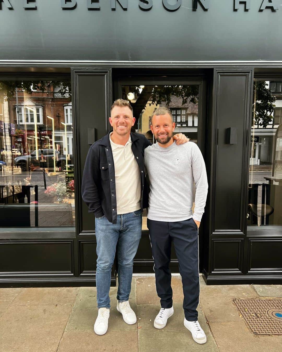マット・ウォレスのインスタグラム：「What a spot. ✂️ One of my best mates has opened up his own salon. It is awesome. Get down to @lukebensonsalon in Berkhamsted.  Proud of you boi!」