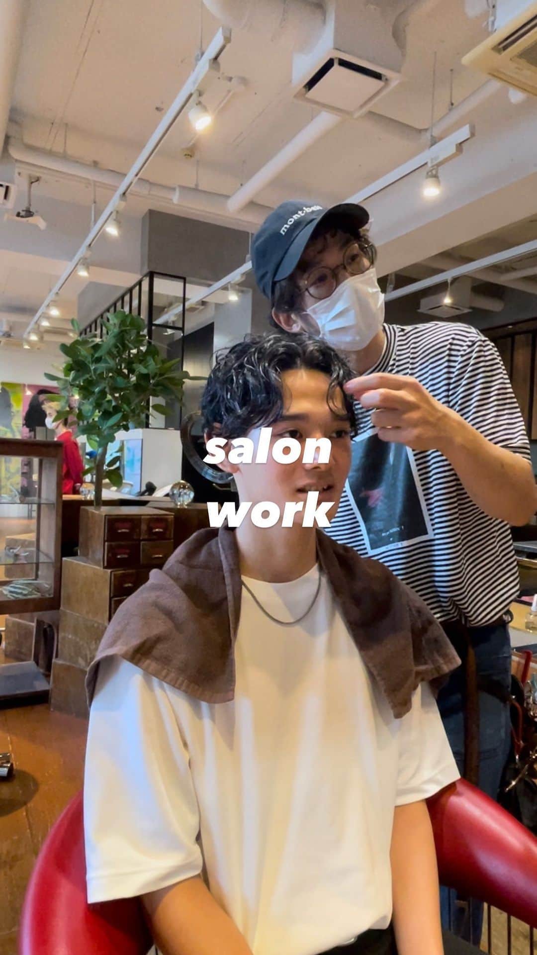 veticaのインスタグラム：「◎Men's style◎ . 上品なハイライト＊ くせ毛の方も適切な場所に適切な分だけの毛量調整をしてあげるとセットがとても楽になります◎ . @vetica_andoryu  . #くせ毛はチャームポイント #vetica#ハイライト#デザインカラー#メンズヘア#メンズスタイル」