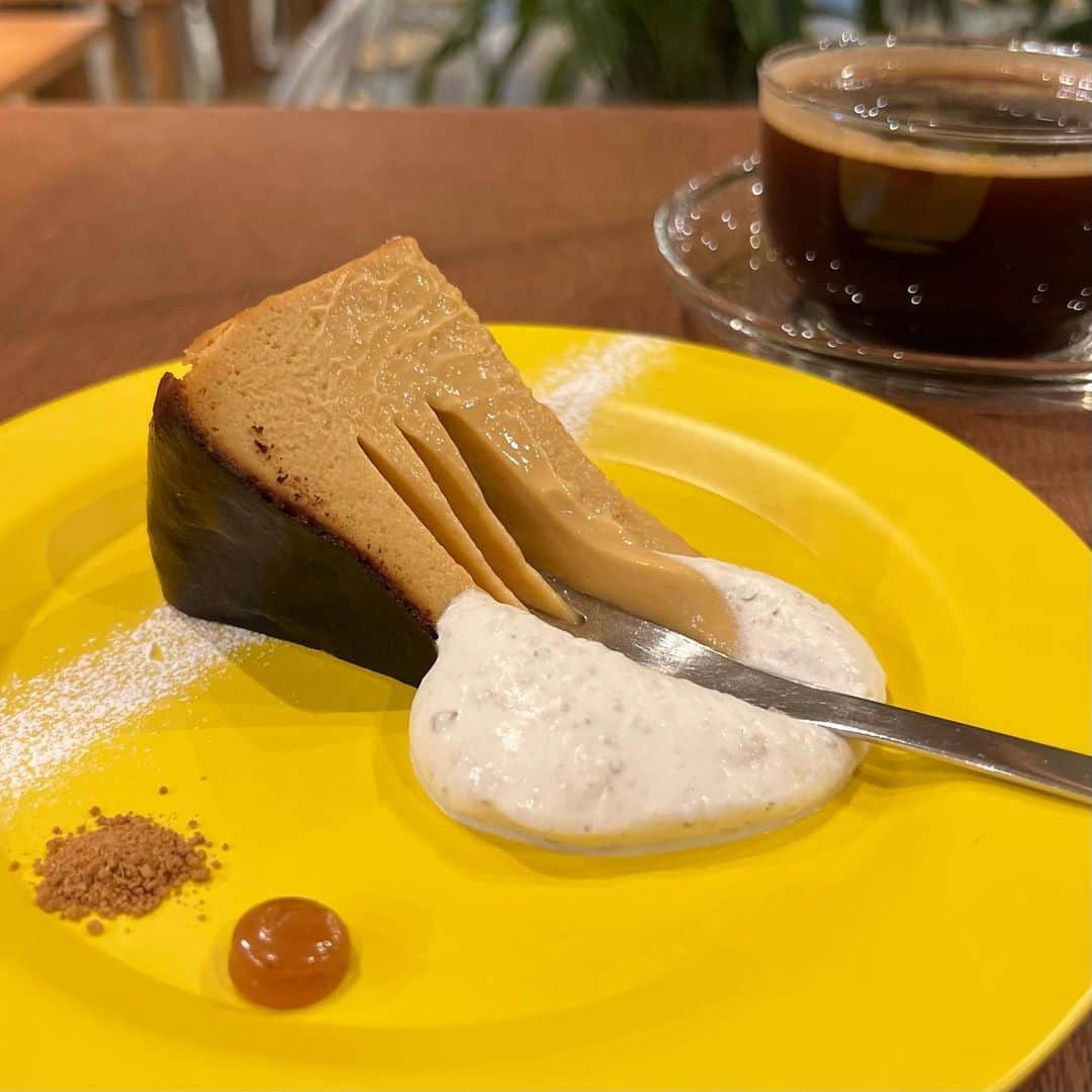 うさもぐさんのインスタグラム写真 - (うさもぐInstagram)「▷ #新宿 スイーツ記録 ◁ ⁡ ⁡ After all coffee @ 新宿 ⁡ ⁡ 秋限定！ キャラメル×ラムレーズンのとろとろバスチー！ ⁡ ⁡ ■ バスクチーズケーキ キャラメル 680円 ■ アメリカーノ  520円 ⁡ ⁡ やっと行けましたァァァAfter all coffeeさん！ ⁡ キャラメル味のバスチーっていうだけで嬉しいのに なんと生クリームにはラムレーズン入り。私得すぎる。 そして思ってた通り美味しい〜！ ⁡ バスチーは見ての通りとろっとろですっごくなめらか！ キャラメルのこっくりとした甘みが感じられる◎ ⁡ この濃厚さに甘さ控えめ(というかほぼ無糖)の ふわとろ生クリームはずるい。 ほどよくまろやかになって本当飲めちゃう() ふわっと香るラムも好き。 ⁡ がしかーし！ このバスチーの美味しさはこんなものではなかった。 ⁡ お皿にシナモン塩と追いキャラメルが別添えされてて 特にこのシナモン塩がダークホース。 ⁡ シナモンが風味のアクセントにもなるんだけど 何よりこれつけるとさらにキャラメル感が引き立つの！ より深みのある味わいになって最高の味変。 なんていうか、一気に秋が深まった感じ。 私にも秋がやってきたわ(なぜか春はこない) ⁡ あとお店の方がとってもあったかくて居心地よかった〜 ⁡ 今度ノーマルも食べに行く！ ⁡ ⁡ #afterallcoffee #バスクチーズケーキ#キャラメル#新宿カフェ#新宿スイーツ#新宿グルメ#チーズケーキ#ラムレーズン#東京スイーツ#東京グルメ#東京カフェ#秋スイーツ#秋の味覚」9月20日 21時05分 - mgmgbutter3