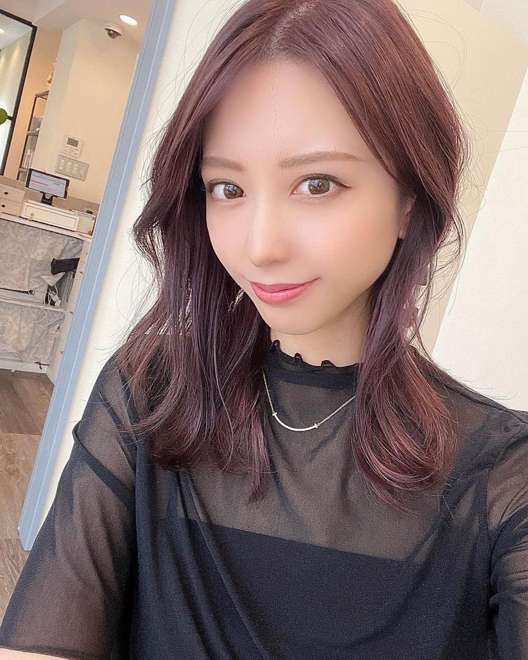 高塚みゆきさんのインスタグラム写真 - (高塚みゆきInstagram)「秋っぽい髪色💇🏻‍♀️🍇🌰  ︎︎  ︎︎ ストーリーでもう新しくなった髪色ちょこちょこ載せてたから 投稿はしてないままになってたね🫨💭  ︎︎  ︎︎ 【 ラベンダーパールバイオレット 】 綺麗で可愛すぎる...💜🤎  ︎︎  ︎︎  ︎︎  ︎︎  ︎︎ #秋カラー #パープルカラー #ロングヘア #阪急池田 #MILIA #レセプションスタッフ #秋支度 #髪色チェンジ #パープルヘアー #シースルートップス #韓国ヘア #ラベンダーベージュ #ラベンダーカラー」9月20日 21時06分 - m1yu.24