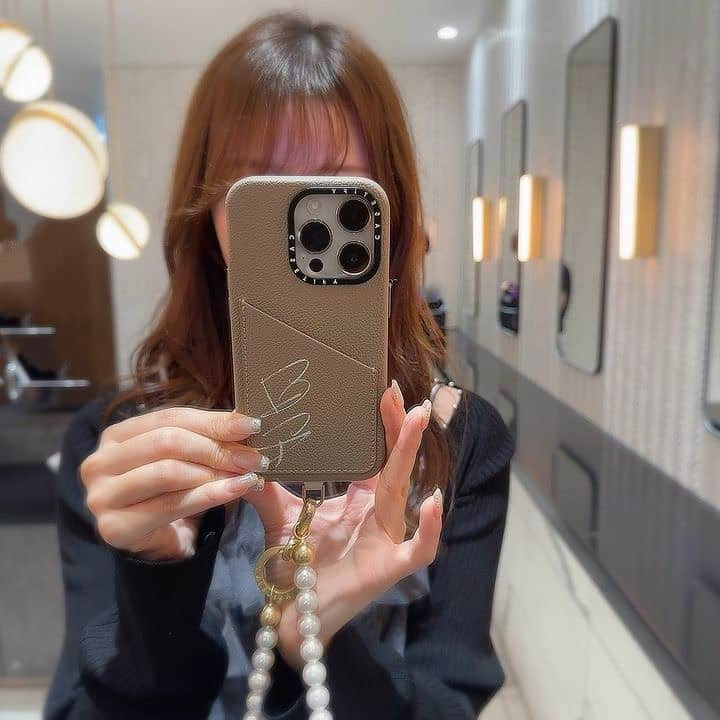 airiさんのインスタグラム写真 - (airiInstagram)「． @casetify のスマホケース💘 レザーの絶妙なカラーがかわいい🐵 カスタマイズで自分の名前も入れたよ🪄  ショルダーストラップは両手が空くし便利♡ 服の系統的にパールにした🤍  @casetify_jp で使える15%OFFのプロモコードもあるのでぜひ使って見てね🫶🏻⇨15AIR  #CASETiFY#ShowYourColors#プロモーション#iPhone14#スマホショルダー」9月20日 21時15分 - air129r