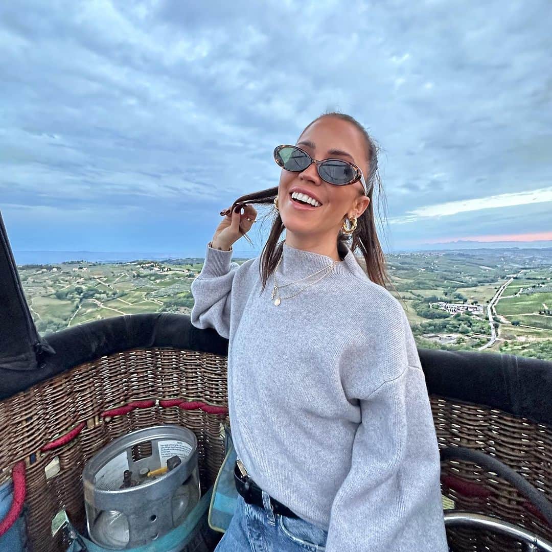 ケイトリン・ブリストーさんのインスタグラム写真 - (ケイトリン・ブリストーInstagram)「Highly recommend seeing Tuscany from 4000 feet in a hot air balloon. Unless you have a fear of heights. Then maybe don’t do that.」9月20日 21時16分 - kaitlynbristowe