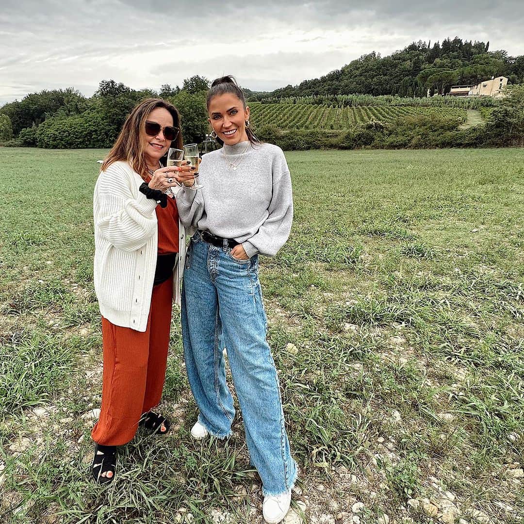ケイトリン・ブリストーのインスタグラム：「Highly recommend seeing Tuscany from 4000 feet in a hot air balloon. Unless you have a fear of heights. Then maybe don’t do that.」