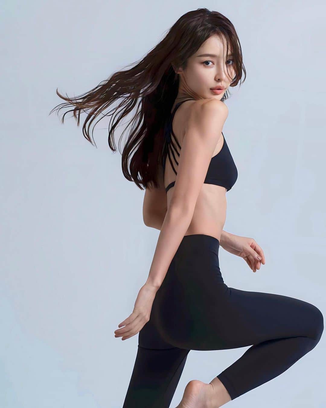 加治ひとみのインスタグラム：「私と一緒にトレーニング『習慣』を身につけよう❣️✨✨  【10人限定】 プレミアム「習慣化」イベント 加治ひとみ×THE PERSON 心と体の美調整「腸活編」 を開催します🔥  『良い習慣が良い結果を生む』そう思い、 今回は『習慣』というテーマを軸に イベントを企画させて頂きました！  それぞれに合った習慣を楽しく続けてもらいたい♡  自分の人生を短期的にではなく 長期的、継続的に好ましい状態へ導くために  みんなで一緒に3ヶ月間トレーニングをできたらなと思っています!✨🙏  私と運動習慣をサポートするブランド 「THE PERSON」さんとマンスリートレーニングで皆さんの腸活習慣をサポートさせていただきます♡  下記、3回のトレーニング全てにご参加いただける方が対象となります！ 10/9（月祝） 11/5（日） 12/3（日）  1人1人に向き合いたくて、10名という限られた人数にさせてもらっています✨  一緒にトレーニングする仲間も出来るから、モチベーションも上がるし参加してくれた方がお家でみられる動画も作りたいと思ってます♡ トレーナーの先生と一緒に続ける「習慣」を全力でサポートさせてもらいます☺️  トレーニング後には私との2ショット撮影会も予定しています！ 3カ月後の素敵な自分に出会えるように一緒に頑張ろう👌💕  イベントの詳細・チケットの購入はインスタハイライトからか 下記URLにてお願いします😋  ････━━━━━━━━━━━････・  トレーニング日程： 2023/10/9（月祝） 2023/11/5（日） 2023/12/3（日）  場所： THE PERSON 北参道店 | リカバリーパーソナルトレーニングジム  アクセス： 〒151-0051 東京都渋谷区千駄ケ谷３丁目３８−５ YFLビル B1 ※北参道駅徒歩５分  応募期間： 9/20（水）20:00～9/24（日）23:59  チケットページ（抽選受付）： https://t.livepocket.jp/e/x1k1s  ハイライトのURLから見れます♡  🤍」