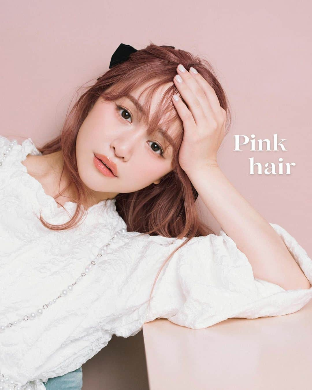 菅本裕子のインスタグラム：「new hair♡！  なんと！ブリーチしてPINKにしちゃいました〜♡！ めっちゃくちゃかわいい！テンション上がってます！  ずっとしたいなと思ってたけど、 なかなか、、勇気が出なくて、、。 ヘアケアとかも大変そうだなって、、。  でも、人生１度きりだし！ やってみたいと思ったことはやってみようかなって！  実際、してみたらすごーくテンション上がってます！ ヘアアレンジがとっても楽しいの！ ヘアケアはこれから模索します😂笑！  今まで、 「モテ髪は、暗めでサラサラストレート！」 と、決めつけて発信をしていたと思うんだけど・・  でも、１番のモテ髪って、 自分が一番可愛い！って思えてたら、それがモテ髪だと今は思うんだよね！♡ 強いて言えば、ケアが出来てたらいいと思う！それだけ！😂  これから色んなメイクに挑戦しまーす！ ガラッと雰囲気が変わったから楽しみだー！  超素敵なPINKにしてくれた 根本さん @nemo_noos  撮影をしてくれた 花村さん @hanamura.k  ヘアメイクをしてくれた kenjiさん @kenji_hairmake   みなさん本当にありがとうございましたー！  #ゆうこす #菅本裕子 #ゆうこすモテちゃんねる #pinkhair #ピンク髪」