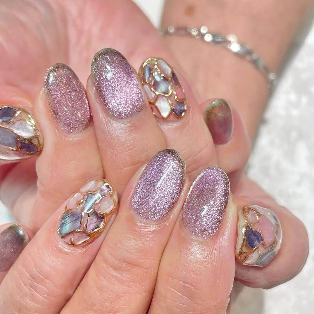 ネイルサロンならネイルクイックのインスタグラム：「@nailquick_lusca_chigasaki RP⁣ ・・・⁣ ビー玉マグネット💜×ステンドグラス風💠⁣ ⁣ 担当:スダ⁣ @ai_suda_nail ⁣ ＿＿＿＿＿＿＿＿＿＿＿＿＿＿＿⁣ こちらのデザインの𝙽𝙴𝚃予約は、⁣ ⁣ 【ハンド】ジェルコース+フレンチなどお好みのアート両手で4本以上(10000円〜)⁣ ⁣ をお選びください⁣ ⁣ ＿＿＿＿＿＿＿＿＿＿＿＿＿＿＿⁣ 𝚌𝚘𝚕𝚘𝚛↪︎⁣ GP10⁣ M3⁣ ⁣ @nailparfaitgel⁣ @nailquick⁣ ⁣ ☞NET予約はプロフィールのURLから⭐︎⁣ ⁣ ✴︎JR茅ヶ崎駅直結✴︎⁣ ネイルクイック茅ヶ崎店⁣ ラスカ茅ヶ崎4F ⁣ 営業時間 10:00〜20:00⁣ 0467-84-4133⁣ ⁣ ☾LINEのお友達登録で限定クーポン配信しています✨⁣ 「ネイルクイック茅ヶ崎」で検索🌿⁣ ⁣ ⁣ ⋱⋰ ⋱⋰ ⋱⋰ ⋱⋰ ⋱⋰ ⋱⋰ ⋱⋰⁣ ⁣ デザインに使われているカラー、ストーン、パーツ等に関しましては、店舗によって在庫状況が異なります。⁣ 在庫切れの場合は、似ているカラー、ストーン、パーツをご案内させていただくことがございますので、あらかじめご了承ください。⁣ ⁣ ⋱⋰ ⋱⋰ ⋱⋰ ⋱⋰ ⋱⋰ ⋱⋰ ⋱⋰⁣ ⁣ ⁣ 🟫#ネイルサロン は @nailquick⁣ 🟪#ジェルネイル は @nailparfaitgel⁣ ⬜️#ハンドケア には @spanail_product⁣ ⁣ ⁣ ⁣ 🤚🏼✋🏼 #ネイルクイック⁣ ⁣ お爪の健康を考えたネイル専門店⁣ ケア、マニキュア、ジェルネイル、お客さまのご要望やお爪の状態を伺い、一人ひとりにあうメニューをご提供します。⁣ ⁣ ⋱⋰ ⋱⋰ ⋱⋰ ⋱⋰ ⋱⋰ ⋱⋰ ⋱⋰⁣ ⁣ ⁣ #パフェマグギャラクシー #マグネットネイル #ギャラクシーネイル #キラキラネイル #ビジューネイル #ステンドグラスネイル #流行りネイル #ネイルパフェジェル #ラスカ茅ヶ崎 #茅ヶ崎ネイルサロン」