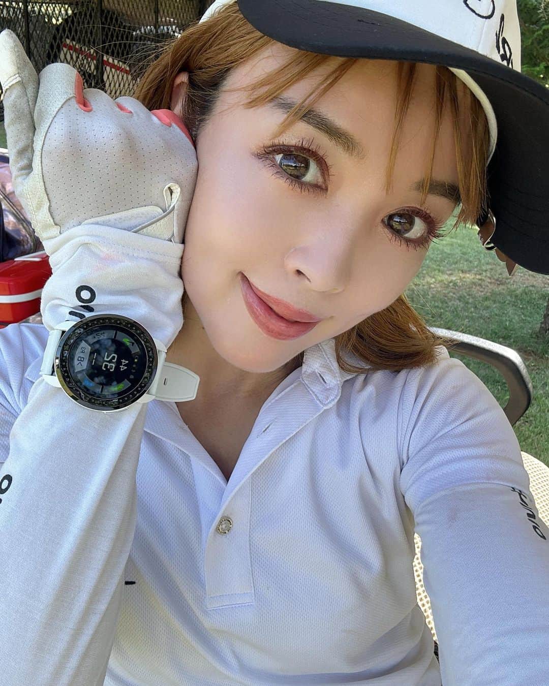 板橋瑠美のインスタグラム：「スマイルゴルフ3回目のゲスト♡  今回は初となるウォッチ型距離計を下ろしてみました❤️  前回は、1ヶ月ぶりのゴルフでズタボロでしたが、あれから5日後のラウンドは少しずつですが取り戻してきました^ ^♡  いつもお優しい参加者の皆様のおかげで、楽しいラウンドができてます！❤️  初参加の方もいらっしゃったのですが、みんな楽しかったー！また回ろうねと言ってくださり嬉しい限り♡  これも快適にすぐ距離を測れたおかげかも？！  @smilegolf2018  で、またラウンドがある際は是非よろしくお願いしますー！！♡  ランチは、江戸崎御膳を頼んだよ❤️  すごい美味しかったーー！^ ^  暑かったけど本当楽しい一日になりました^ ^！✨✨  ご参加の皆様、またお会いできるのを心より楽しみにしております💜」