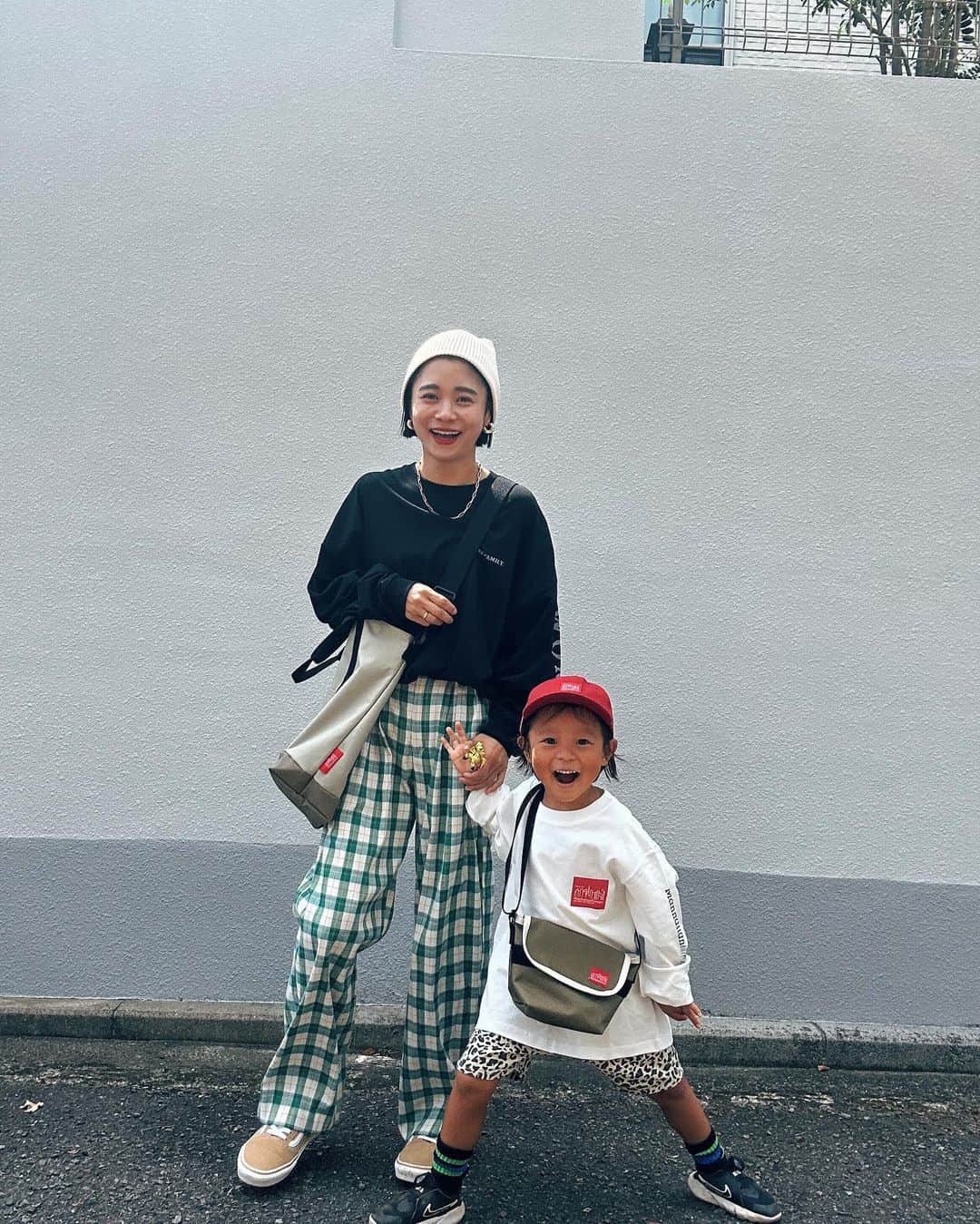忍舞のインスタグラム：「@mp_japan のバッグを息子と♡ 最近はお出かけの時にこのバッグにおもちゃとおやつ入れてお出かけしてます✨ 息子もお気に入り🌿  息子の帽子とロンTもマンハッタンの。 お揃いで着たいし、帽子もかぶりたいから 私もお揃いでまた買おうー🎵 前に被ってた赤い帽子がサイズアウトしてから 赤い帽子探してたから 息子もお気に入り⛑️  わたしのバッグも肩がけもできるし 斜めがけもできるし ポッケも多いからすんごい使いやすくて 息子とお出かけの時めっちゃ使える！！というか使ってる💛  リュックもよいけど パッと必要な物を取り出せるのが 斜めがけの良いところだね⭕️  #ManhattanPortage #マンハッタンポーテージ #pr   @mp_japan」