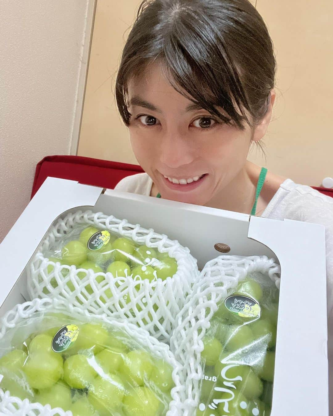 芳野友美さんのインスタグラム写真 - (芳野友美Instagram)「でかい！！立派！！！美しい！！！！！ 　 #山形のシャインマスカット ♪いただきました✨ 大好きです❤︎ありがとうございます！ 　 しばらく#贅沢なひと時 を楽しませていただきます♪」9月20日 21時14分 - yumi_yoshino_1980