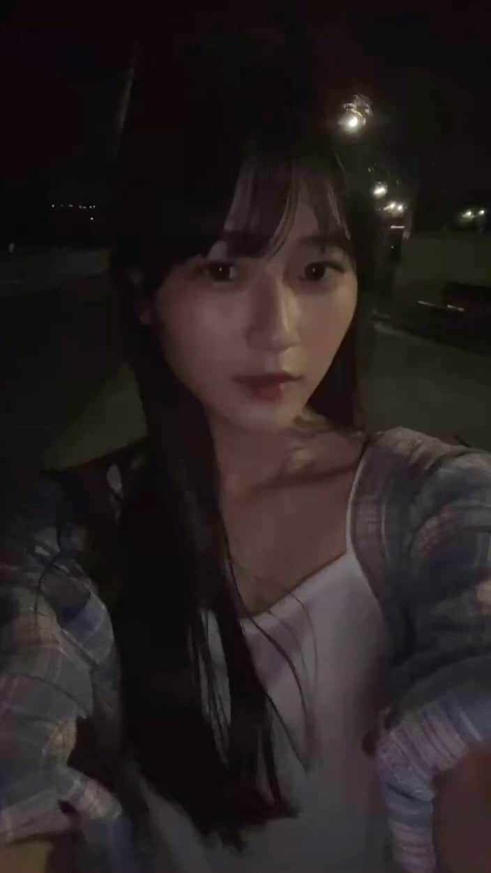 遠藤璃菜のインスタグラム：「ちょっと流行りに乗り遅れたけど私も餃子食べて立ち止まって考えました🥟   #jk  #遠藤璃菜」