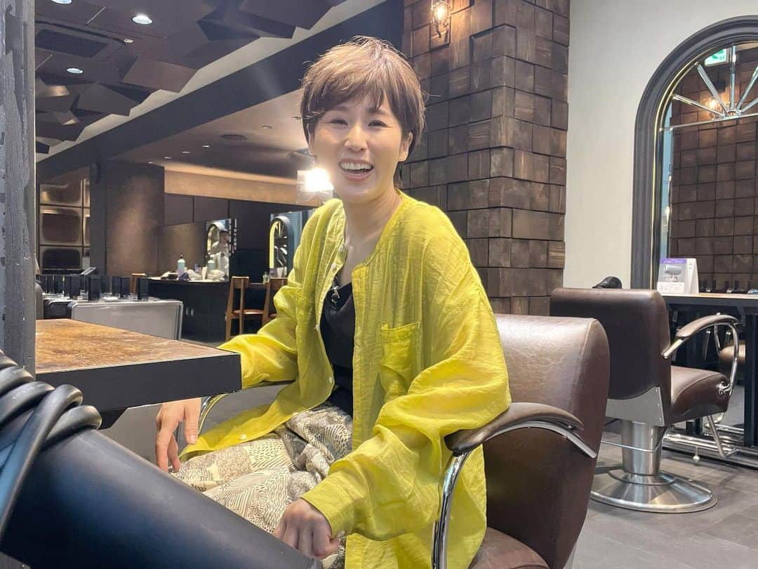 のインスタグラム：「明日9月21日木曜 #テレ東　#なないろ日和 朝9時26分  若見えヘアスタイル特集 観てください😊✨  #写メ 若見えに越したことはないなあと思いながら、とりあえず座る。  #サロンロケ 座り放題✨😳」