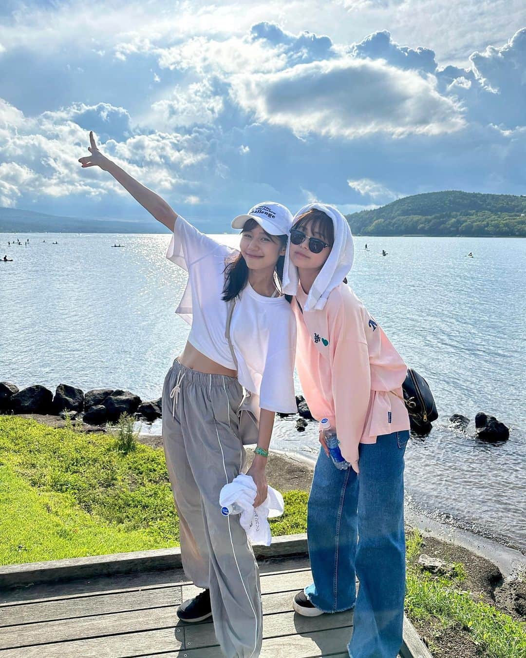 杉浦みずきのインスタグラム：「. DJたざきと笑  🎧🎶  #山中湖 #ラブシャ」