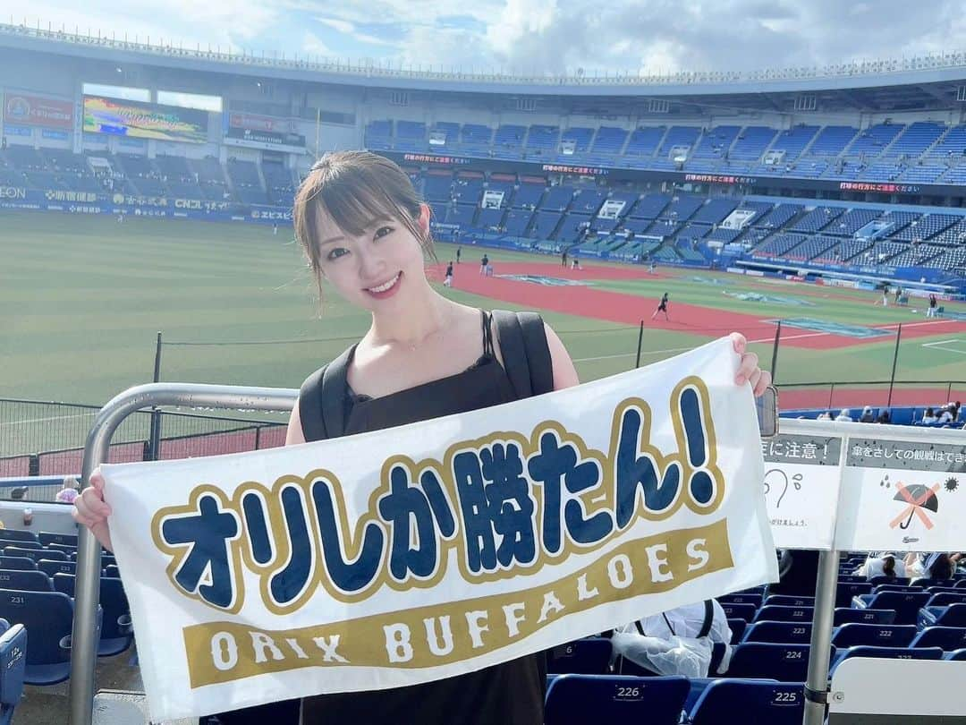 小島まゆみのインスタグラム：「. .  ⠀/／ 🗣 おりほーーーーーーー🏆🌈  \＼  オリックス・バファローズ 3年連続パ リーグ優勝😭🙌🩷  長いシーズン振り返ると、新しい戦力の台頭や色々な勝ち方のパターンがあり貯金も30以上と本当に強く格好いいチームだなぁ…と😭✨✨中嶋監督ずーっとついて行きます！本当に本当におめでとうございます😭🙌  #おりほー #オリックスバファローズ #オリックス優勝 #オリックス3連覇 #野球好き #野球好きな人と繋がりたい #野球すきな人と繋がりたい #野球大好き #野球観戦 #野球女子 #野球部 #野球部 #野球女子と繋がりたい #野球選手 #野球写真 プロ野球」