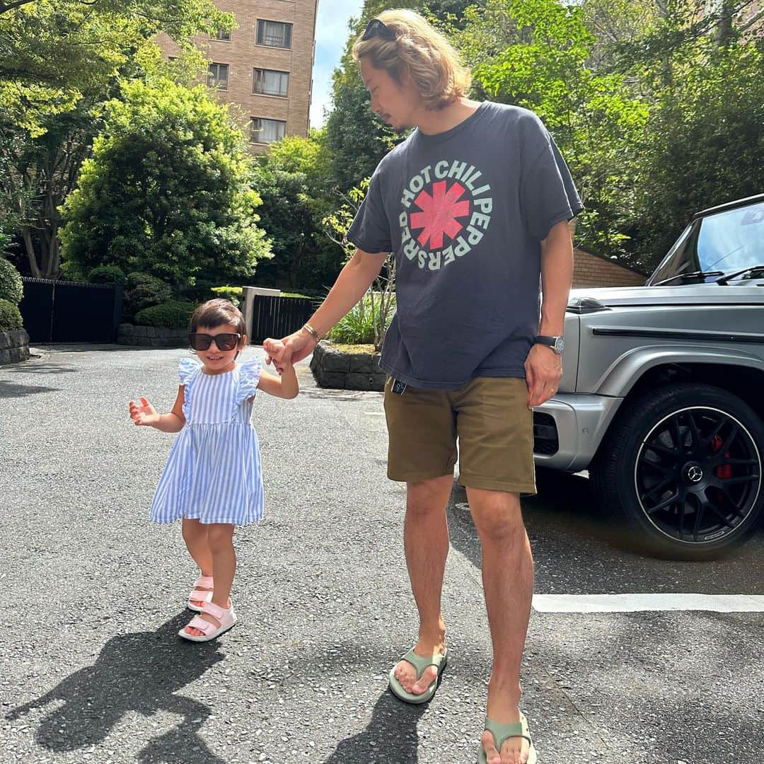 Reikaのインスタグラム：「Hanna❤️ ハグとチューを家族にだけじゃなくて みんなにもするのが大好きなハナ先生😍  ハナ先生はお顔がめちゃくちゃ小さいから 小さく思われるんだけど 実は身長かなり高めなんでしゅ。 そしてすごく筋肉質💪 こう見えて体重めちゃ重いですw 900g台でで産まれたのに🥺  ハナちゃんのハグは どんなに嫌なことが起きてもなんか 全部大丈夫にしてくれるすごく不思議なパワーを持ってるの❤️  天真爛漫で お目目がキラキラしてて 面白くて 人が大好きで パパのサングラスコレクション🕶️も大好きで  なんか🧚妖精みたいな ユニコーン🦄みたいな 不思議なオーラの女の子❤️  ハナちゃんのおかげで 私は強くなれた。  ちなみに算命学知ってる人いるかな？ ハナちゃんは天将星2個持ってますw 強烈なんですw ちなみにケイジパパは車騎3つ」
