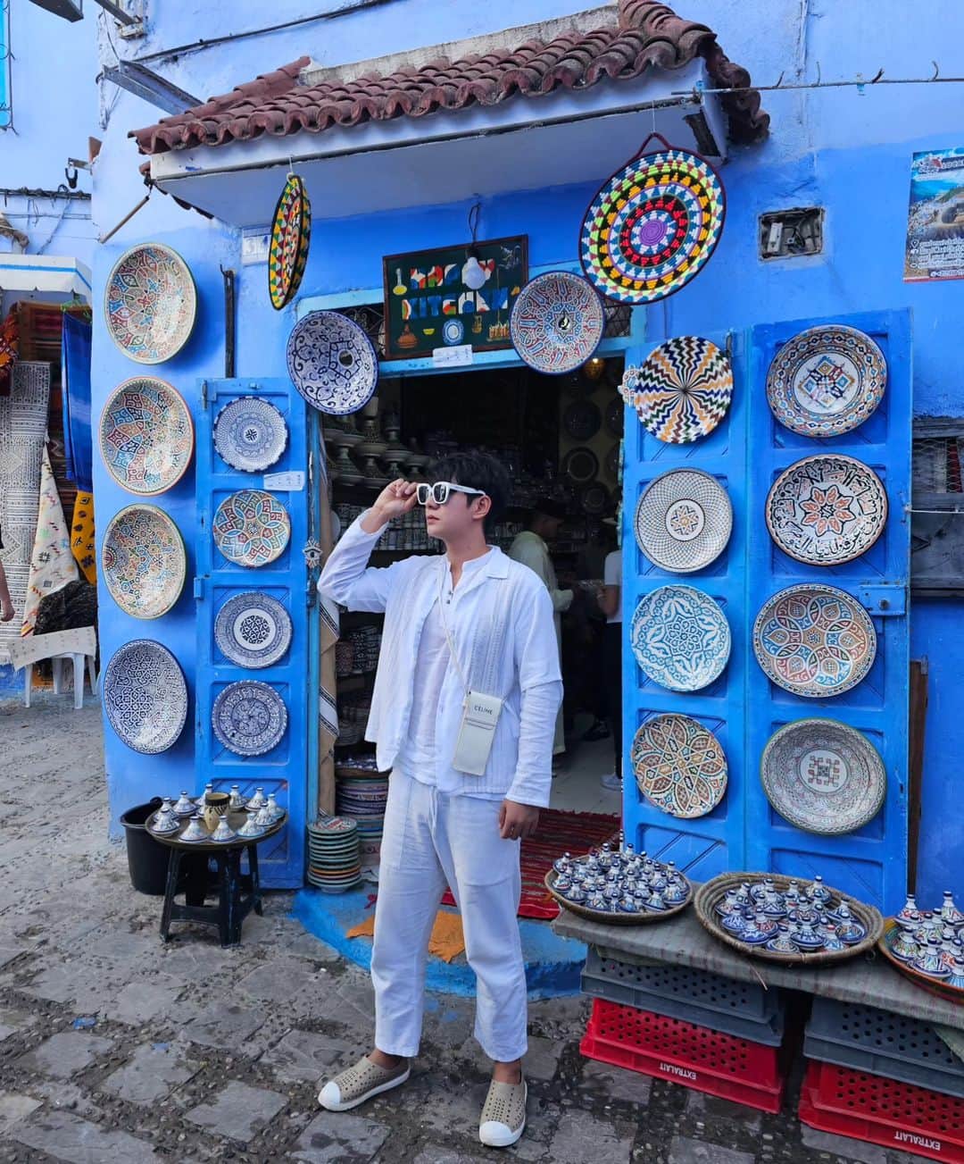 アイス・サランユーさんのインスタグラム写真 - (アイス・サランユーInstagram)「เจ้าถิ่นมาต้อนรับ🐈‍⬛ Chefchaouen,Morocco Welcome to the Blue City💙 Operate Private family trip by @unithaitrip #chefchouen #morocco  #icesarunyuinmorocco  #icesarunyu  #icesarunyuaroundtheworld」9月20日 21時18分 - icesarunyu