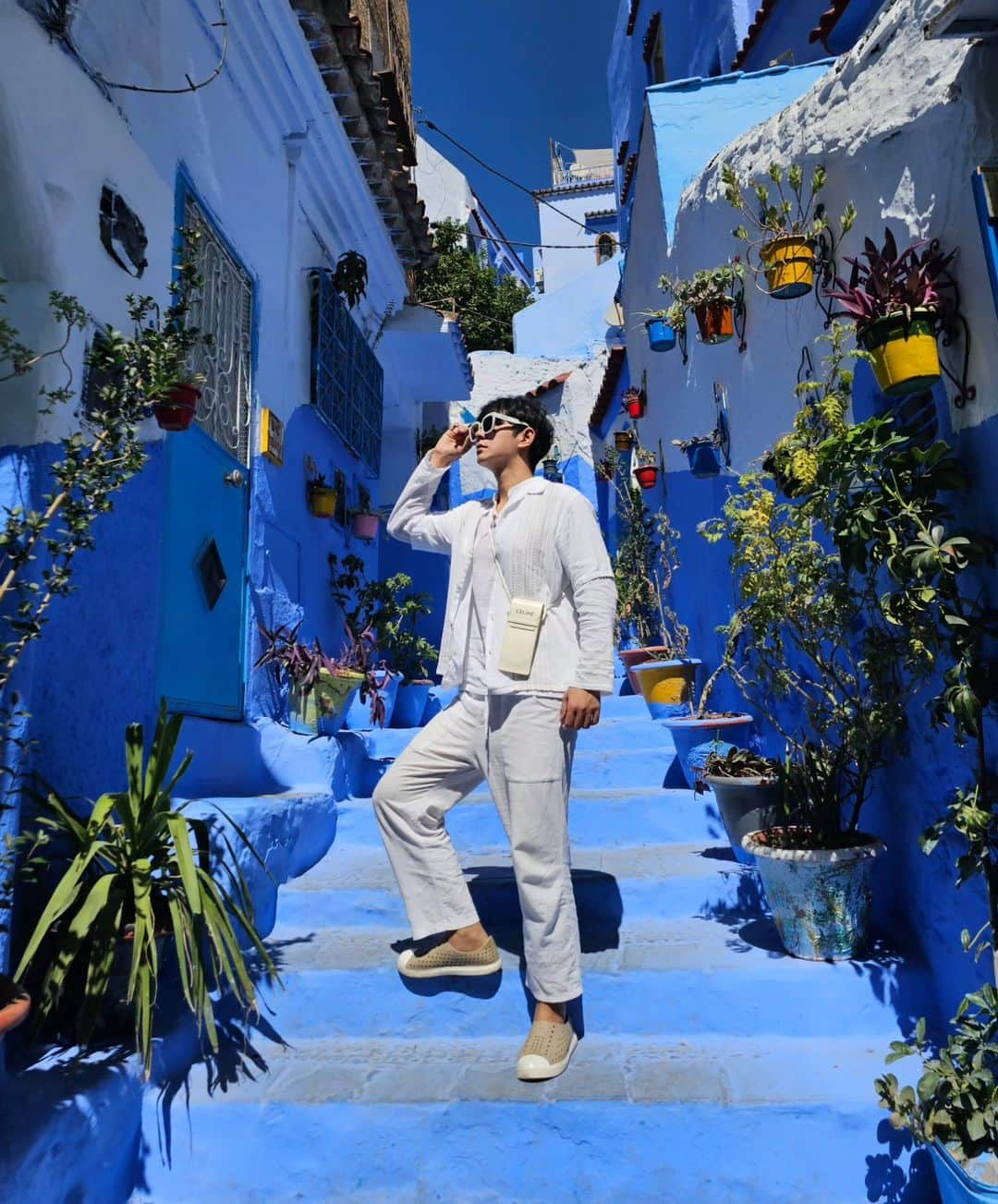 アイス・サランユーさんのインスタグラム写真 - (アイス・サランユーInstagram)「เจ้าถิ่นมาต้อนรับ🐈‍⬛ Chefchaouen,Morocco Welcome to the Blue City💙 Operate Private family trip by @unithaitrip #chefchouen #morocco  #icesarunyuinmorocco  #icesarunyu  #icesarunyuaroundtheworld」9月20日 21時18分 - icesarunyu