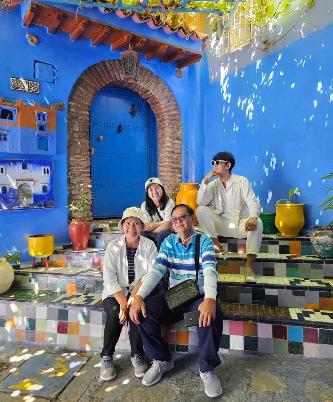 アイス・サランユーさんのインスタグラム写真 - (アイス・サランユーInstagram)「เจ้าถิ่นมาต้อนรับ🐈‍⬛ Chefchaouen,Morocco Welcome to the Blue City💙 Operate Private family trip by @unithaitrip #chefchouen #morocco  #icesarunyuinmorocco  #icesarunyu  #icesarunyuaroundtheworld」9月20日 21時18分 - icesarunyu