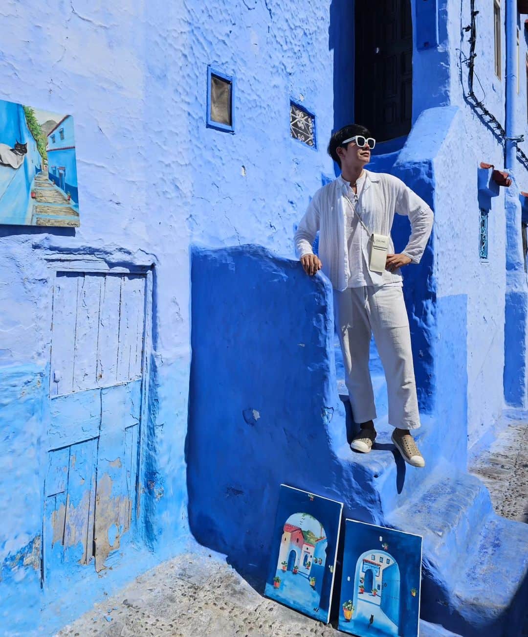 アイス・サランユーさんのインスタグラム写真 - (アイス・サランユーInstagram)「เจ้าถิ่นมาต้อนรับ🐈‍⬛ Chefchaouen,Morocco Welcome to the Blue City💙 Operate Private family trip by @unithaitrip #chefchouen #morocco  #icesarunyuinmorocco  #icesarunyu  #icesarunyuaroundtheworld」9月20日 21時18分 - icesarunyu