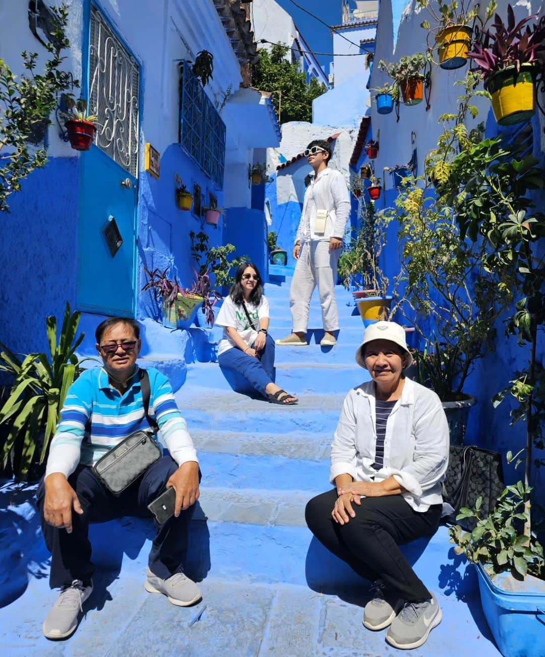 アイス・サランユーさんのインスタグラム写真 - (アイス・サランユーInstagram)「เจ้าถิ่นมาต้อนรับ🐈‍⬛ Chefchaouen,Morocco Welcome to the Blue City💙 Operate Private family trip by @unithaitrip #chefchouen #morocco  #icesarunyuinmorocco  #icesarunyu  #icesarunyuaroundtheworld」9月20日 21時18分 - icesarunyu