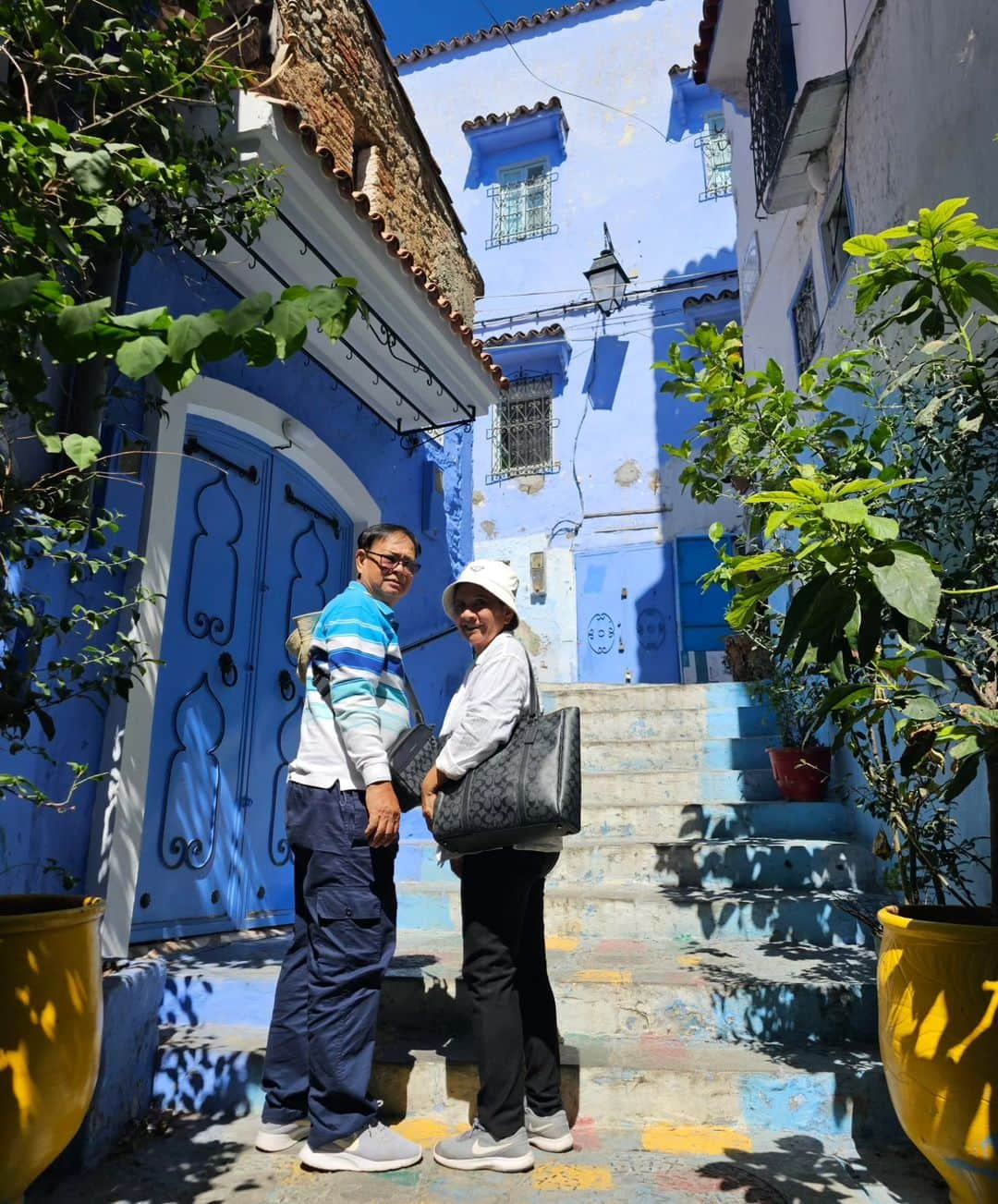 アイス・サランユーさんのインスタグラム写真 - (アイス・サランユーInstagram)「เจ้าถิ่นมาต้อนรับ🐈‍⬛ Chefchaouen,Morocco Welcome to the Blue City💙 Operate Private family trip by @unithaitrip #chefchouen #morocco  #icesarunyuinmorocco  #icesarunyu  #icesarunyuaroundtheworld」9月20日 21時18分 - icesarunyu