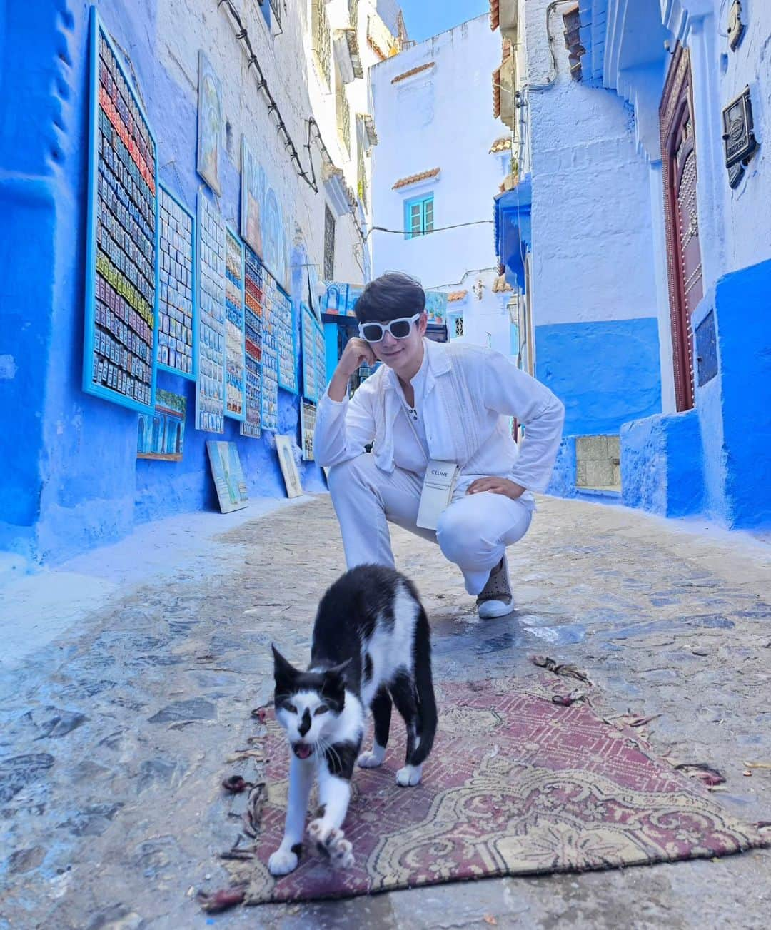 アイス・サランユーのインスタグラム：「เจ้าถิ่นมาต้อนรับ🐈‍⬛ Chefchaouen,Morocco Welcome to the Blue City💙 Operate Private family trip by @unithaitrip #chefchouen #morocco  #icesarunyuinmorocco  #icesarunyu  #icesarunyuaroundtheworld」