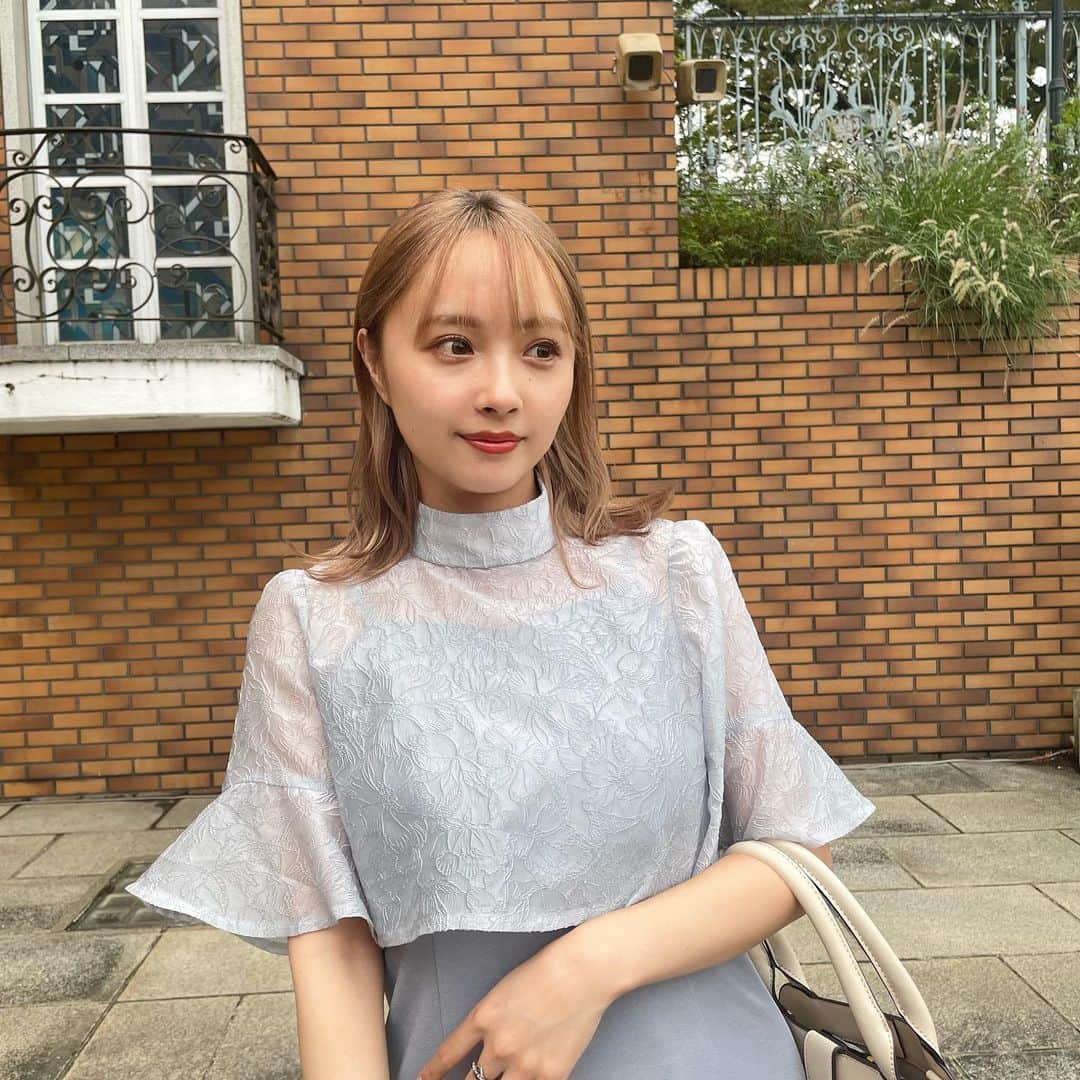 加藤愛永のインスタグラム：「高校の友達の結婚式にお呼ばれした日🤍 珍しくちゃんとおめかししました..❕  素敵だったし 卒業ぶりに会う友達もたくさんだった〜👰‍♀️💐  #お呼ばれコーデ」