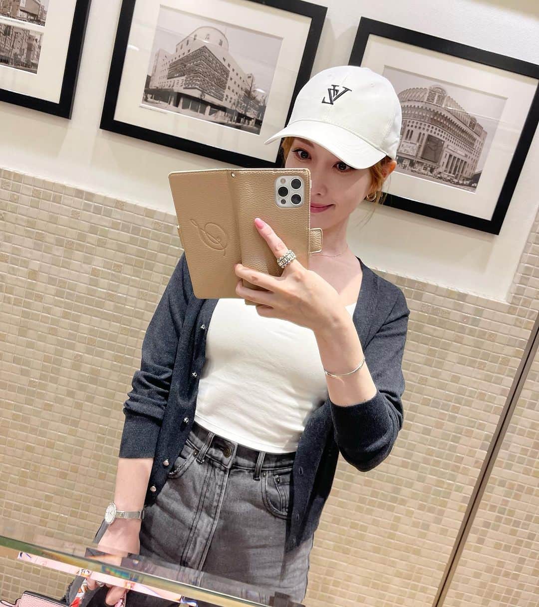 瀬戸早妃のインスタグラム：「⚠️iPhone外カメノーマル無加工📱  カメラアプリに頼りすぎないでいけるように美容とトレに力入れていく そして私は最高な40歳を迎える📈  ずっとお世話になっているマツエク👀 @eyecandy_omotesando  私の美容には欠かせない存在です🧡  #最高の40歳を目指す #美容 #トレーニング #マツエク #eyecandy表参道店」