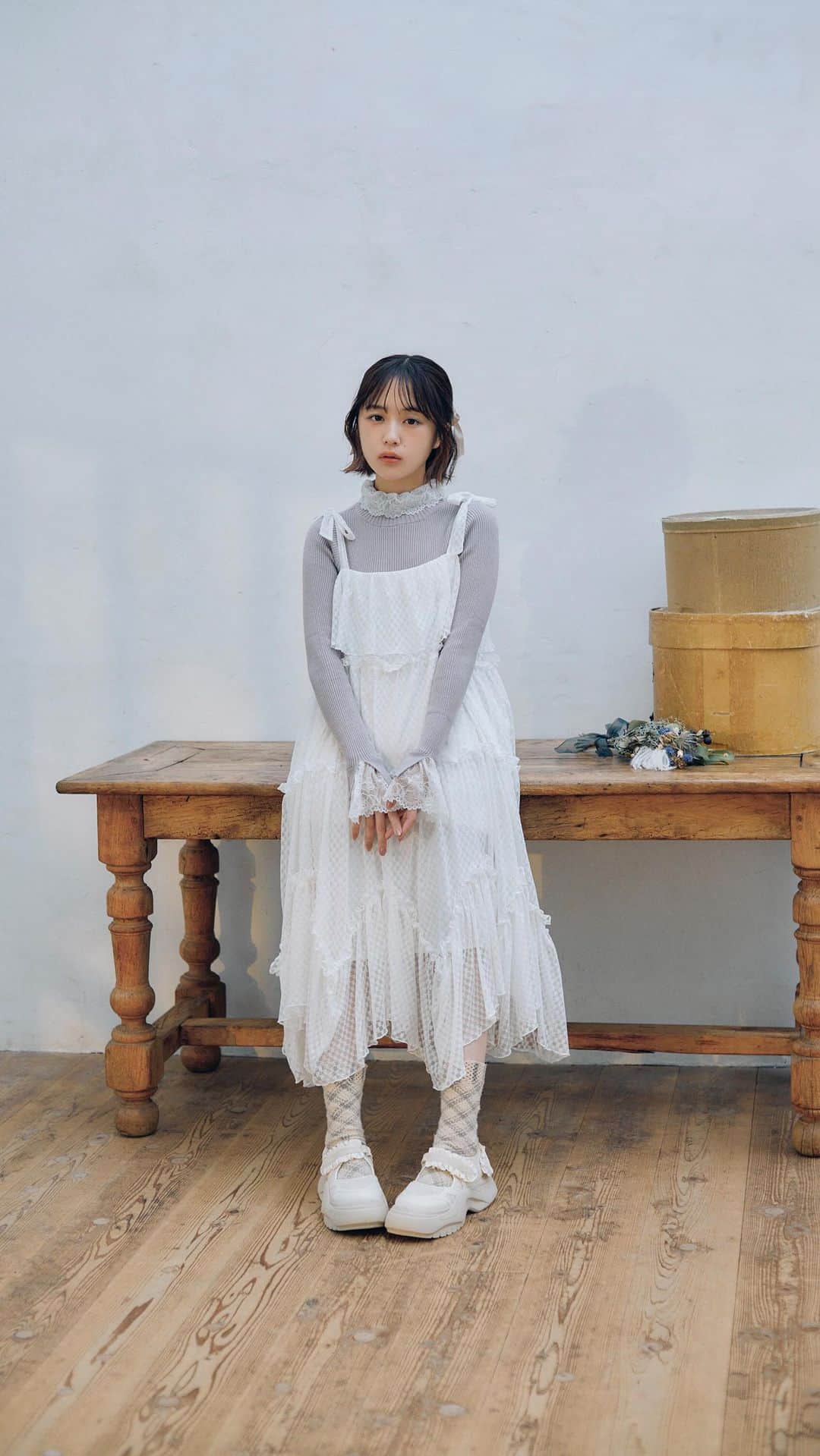 merry jennyのインスタグラム：「【 special collaboration 】 ㅤㅤㅤㅤㅤㅤㅤㅤㅤㅤㅤㅤㅤ merry jenny 2023 autumn/winter Dream well feat.naenano   　 — merry jenny × naenano —  　 special collaboration itemの発売が決定いたしました。  本日9/20(wed) 12:00〜 予約受付開始！！ 公式通販サイトRUNWAY channelにてご予約いただくと 先着でご予約特典のステッカーをプレゼント！ ※1会計毎に1枚のお渡しです。  ㅤㅤㅤㅤㅤㅤㅤㅤㅤㅤㅤㅤ topのURLから⇨  @merryjenny_instagram ぜひcheckしてくださいね♡  ◯ NAENANO GUIDEスウェット col : o.white / green ￥7,700 (tax in)  ◯ flower laceﾃｨｱｰﾄﾞﾜﾝﾋﾟｰｽ col : o.white / black ￥14,300 (tax in)  ◯ ツイードフライトCAP col : ivory / black ￥7,700 (tax in) ㅤㅤㅤㅤㅤㅤㅤㅤㅤㅤㅤㅤㅤ ㅤㅤㅤㅤㅤㅤㅤㅤㅤㅤㅤㅤㅤ #merryjenny #メリージェニー  #2023aw #winter #dreamwell  #collaboration #naenano #なえなの さん #ステッカー #スウェット #フライトキャップ  #ミニワンピ #キャミワンピ」