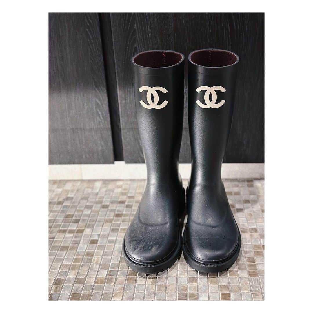yori designerのインスタグラム：「☔️  明日は雨予報  でもこのブーツを履きたかったから 雨予報がちょっと嬉しい😙  @chanelofficial」