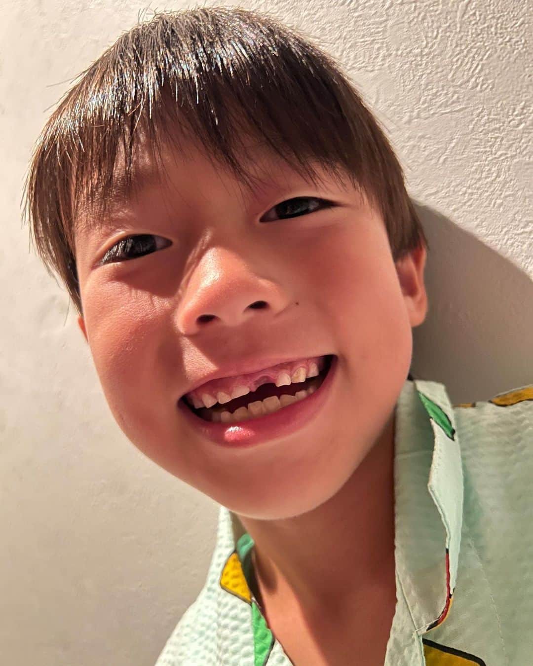のインスタグラム：「しおんさん歯抜け王子🤴おやすみ⭐」