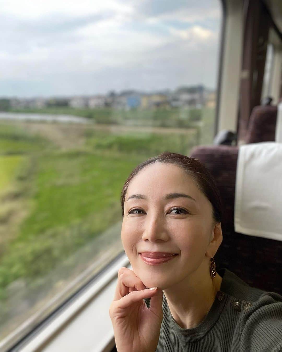 坂村かおるのインスタグラム：「今日の撮影は、とても楽しかったです☺️まぁ撮影は綺麗にしてもらって綺麗なお洋服を着せて貰っていつも楽しいのですが😆 ・ 早めの帰宅で、夕立にも合わずに電車に乗れました！ ・ 今日も、特急りょうもう号に乗ってます🚃 ・ ・ いつも「いいね！」を頂きありがとうございます！ 皆さんのコメントに元気を貰っています😊  #クィーンオブ美魔女 #team美魔女 #美ST #坂村かおる #トータルビューティーアドバイザー #美しく老いる #バランス #美容 #コスメ #ファッション #今日のコーデ #トータルバランス #お洒落な人と繋がりたい #コスメ好きな人と繋がりたい #美意識高い人と繋がりたい #美魔女 #美魔女が変わる #アップデートしてる人と繋がりたい #自分らしくアップデート #特急りょうもう号 #車窓」