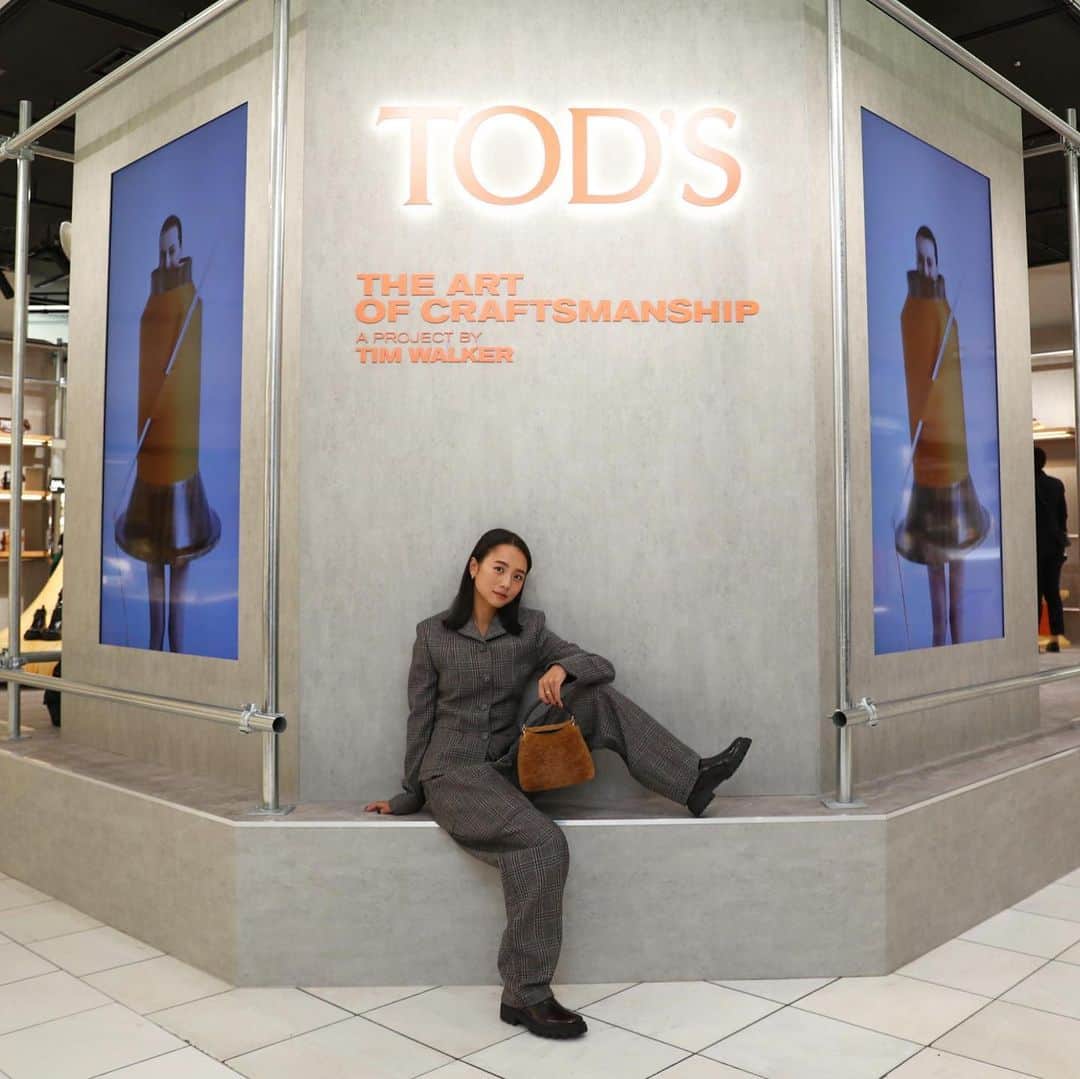 伊原葵のインスタグラム：「TOD’S THE ART OF CRAFTSMANSHIP👜👞  TOD'Sの秋冬のウィメンズの最新のコレクションのポップアップにお邪魔してきました♡  伊勢丹新宿店 本館1階 ザ・ステージで9/20-9/26まで開催中です✨  可愛いアイテム沢山だった〜！！ Tケースバッグのモコモコ欲しい🫶🏻  ぜひ、遊びに行ってみてね🌙  #Tods #TodsPopup #TodsFW24 #pr」