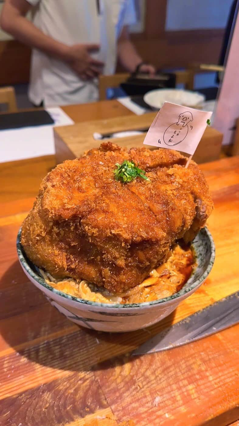 ゆうとグルメのインスタグラム：「🥩今だけ新宿で食べれる日本で1番ぶ厚いカツ丼🥩 ㅤㅤㅤㅤㅤㅤㅤㅤㅤㅤㅤㅤㅤ ㅤㅤㅤㅤㅤㅤㅤㅤㅤㅤㅤㅤㅤ新宿高島屋11階にあるちよ松さん(@chiyomatsu_osaka)の 「焼きカツ丼」1650円 「上焼きカツ丼」2000円 「特上5cm焼きカツ丼」2700円  ㅤㅤㅤㅤㅤㅤㅤㅤㅤㅤㅤㅤㅤちよ松さんは、大阪の道頓堀に本店がある日本一分厚いカツ丼が食べられるトンカツ専門店！ ㅤㅤㅤㅤㅤㅤㅤㅤㅤㅤㅤㅤㅤ 9/20(水)〜9/26(火)の間、新宿高島屋11階に出店していて期間限定で東京でもここのカツ丼を食べることができます！ ㅤㅤㅤㅤㅤㅤㅤㅤㅤㅤㅤㅤㅤ この日食べたのはもちろん特上カツ丼🥩🍳 ㅤㅤㅤㅤㅤㅤㅤㅤㅤㅤㅤㅤㅤ 丼ぶりに入ったご飯の上にとろとろ半熟の卵と厚さ5cmもあるトンカツがどかんとのっていてボリューム満点！ ㅤㅤㅤㅤㅤㅤㅤㅤㅤㅤㅤㅤㅤ お肉はかなり大きくて分厚いけど24時間じっくり低音調理されているので、外側の衣はカリッと中は柔らかくジューシーに揚げられていてめちゃくちゃおいしかったです🤤🤤 ㅤㅤㅤㅤㅤㅤㅤㅤㅤㅤㅤㅤㅤ 大阪だといつも開店直後から大行列ができている超人気のお店だから東京の人もぜひこの機会を逃さずに食べてみてほしい！  かなりおすすめ！！ ㅤㅤㅤㅤㅤㅤㅤㅤㅤㅤㅤㅤㅤ —————————————— 📍東京都渋谷区千駄ヶ谷5-24-2 新宿高島屋11階催事場 ⏰10:30〜19:00(26日17時close) 🚃新宿駅すぐのところ —————————————— #東京グルメ #東京ランチ #新宿グルメ #新宿ランチ #新宿高島屋  #カツ丼 #ちよ松 #tokyo #japan   #東京観光 #東京旅行 #東京 #大阪グルメ #大阪ランチ  #なんばグルメ #なんばランチ #カフェ巡り #カフェ好きな人と繋がりたい #ごはん記録 #japantravel #japantrip #instafood #japanesefood #egg」