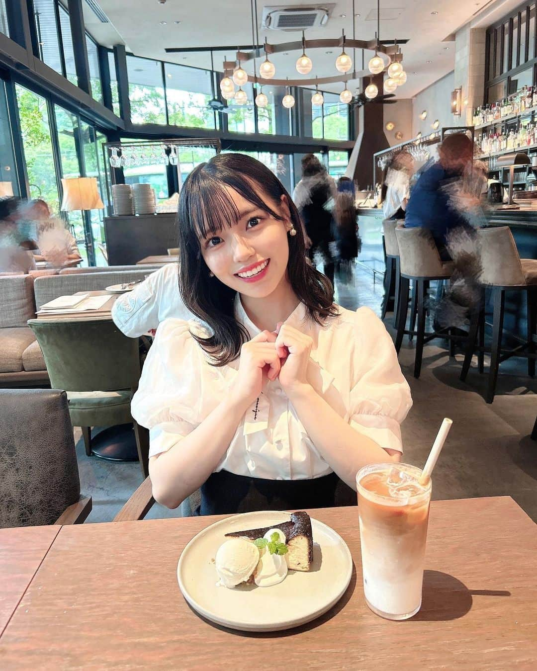 岩田陽菜のインスタグラム：「ちょっと久しぶりの投稿🥹  ここのバスクチーズケーキほんとに美味しいです…🤍」