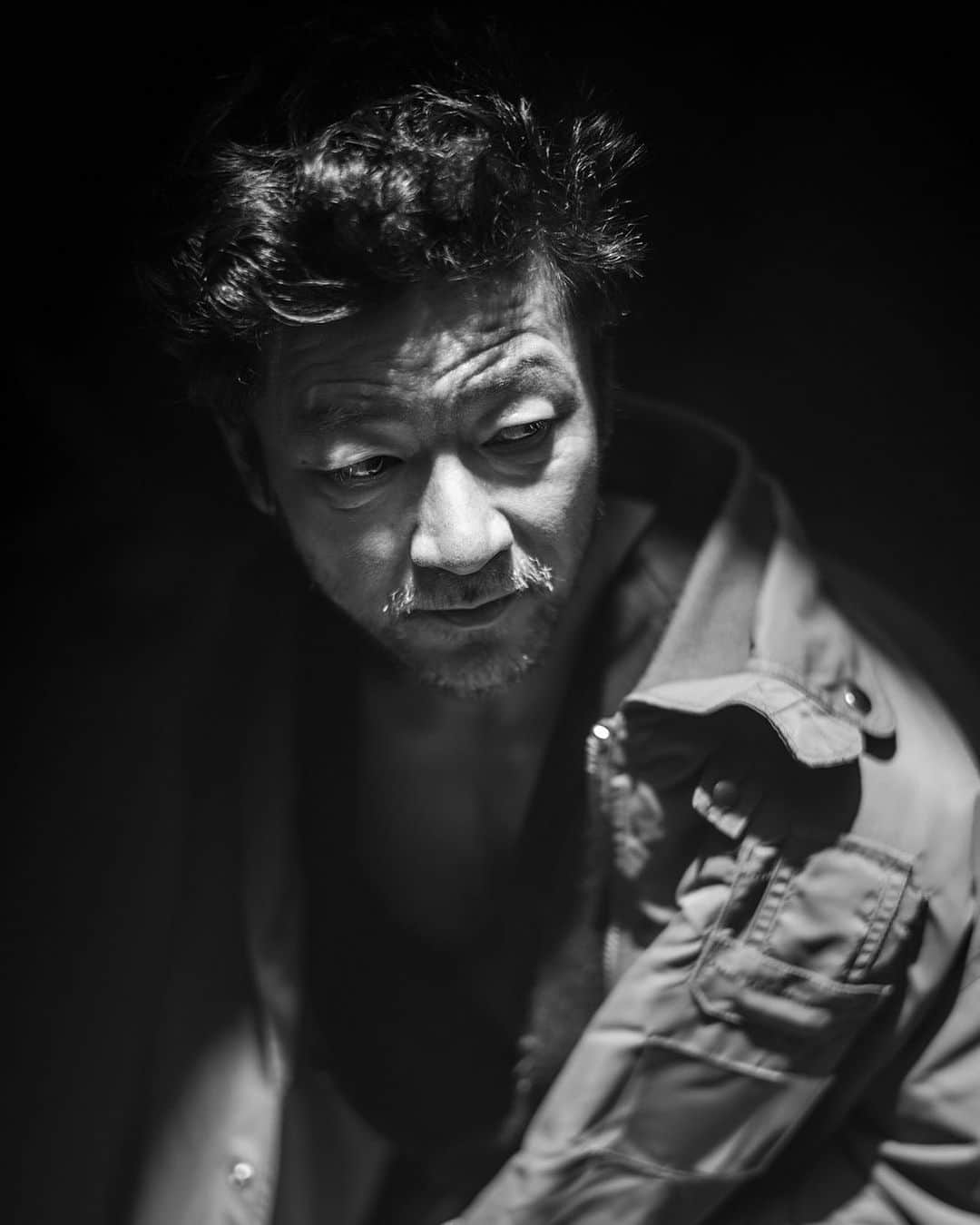 浅野忠信のインスタグラム：「写真:綾野剛 服:kolor  雑誌switchで見れます」